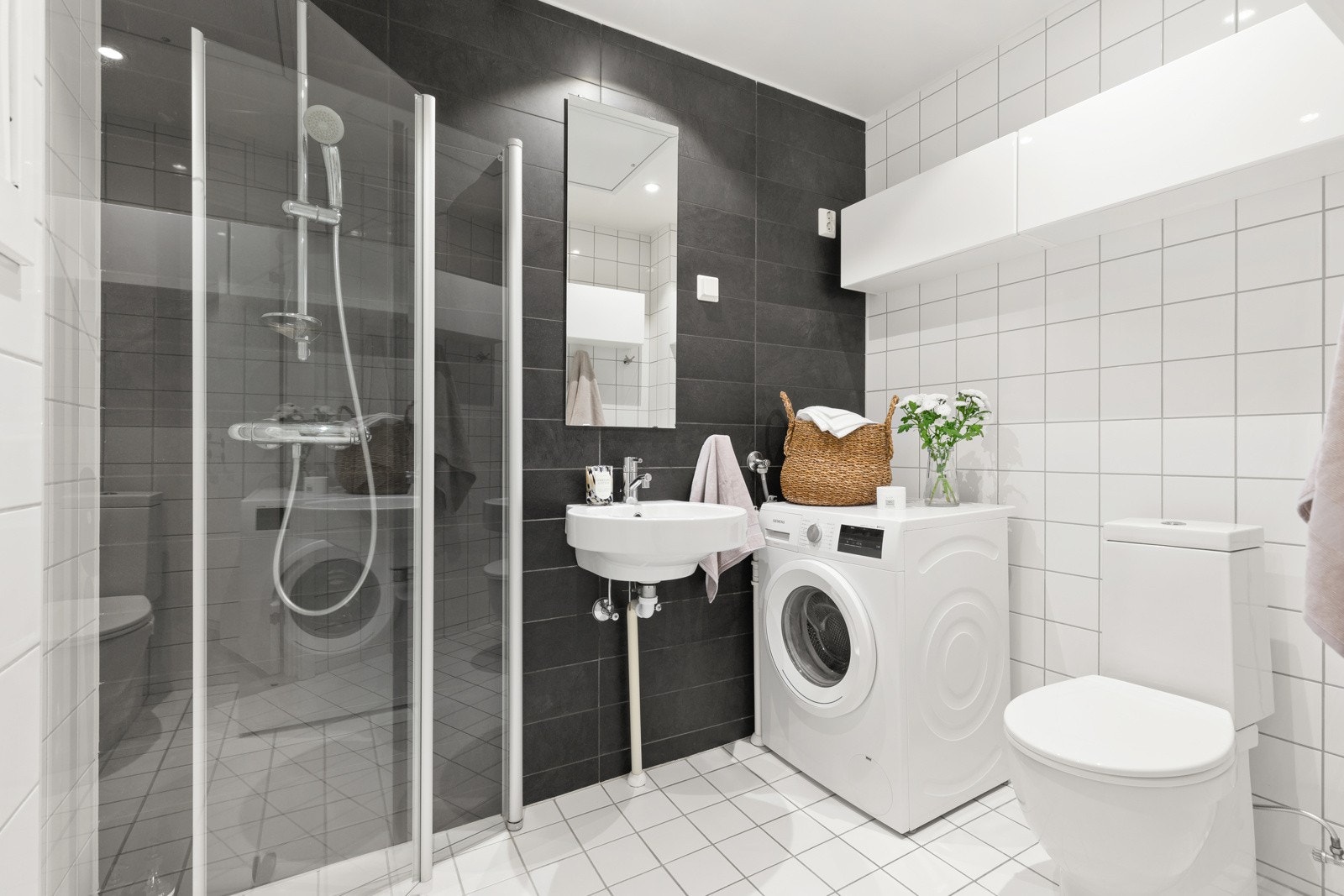 Badet er pent og praktisk, innredet i 2005, da leiligheten ble etablert. Galleribilde