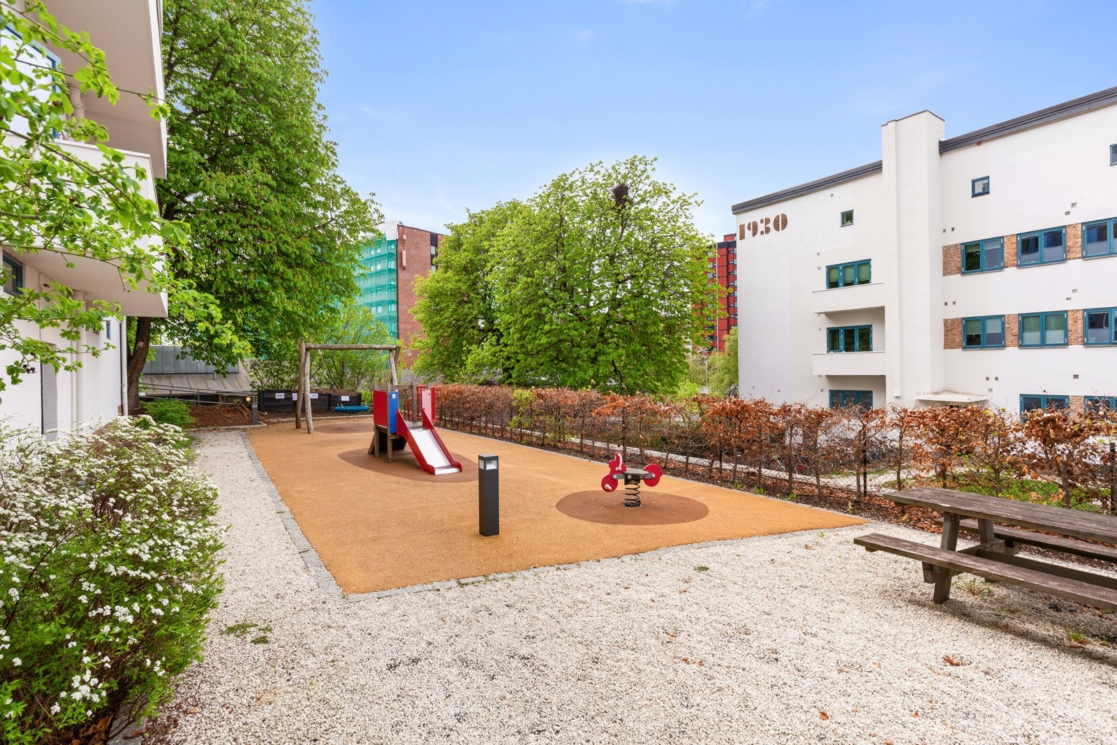 Lekeplass på borettslagets tomt. Galleribilde