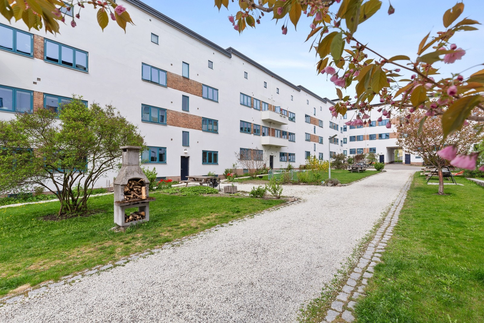 Funkisgården er kjent for sin flotte bakgård, med bålpanne og flere sittebenker. Galleribilde