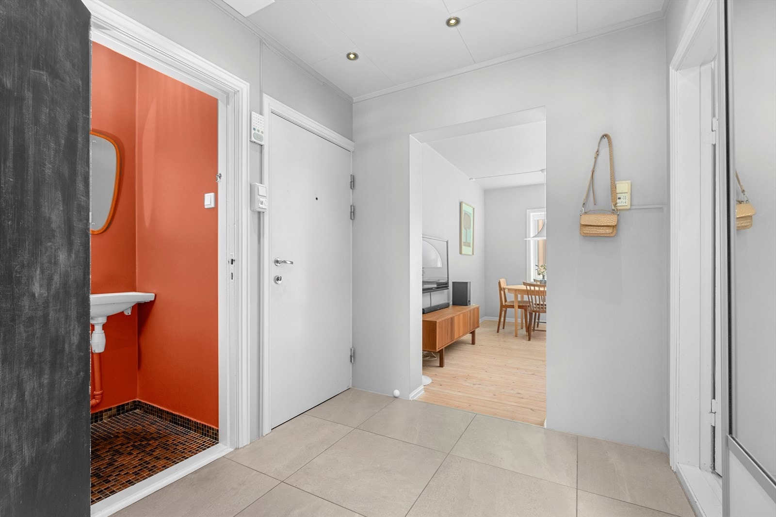 Innbydende entré med varme i gulv på 5,2m². Entréen ble flislagt av fagfolk i 2020. Galleribilde