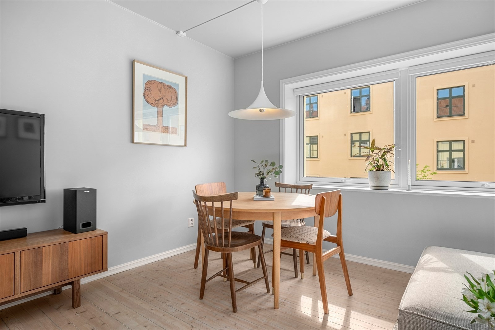 Etter dagens løsning får spiseseksjonen sin naturlige plassering ved vindusflatene. Galleribilde