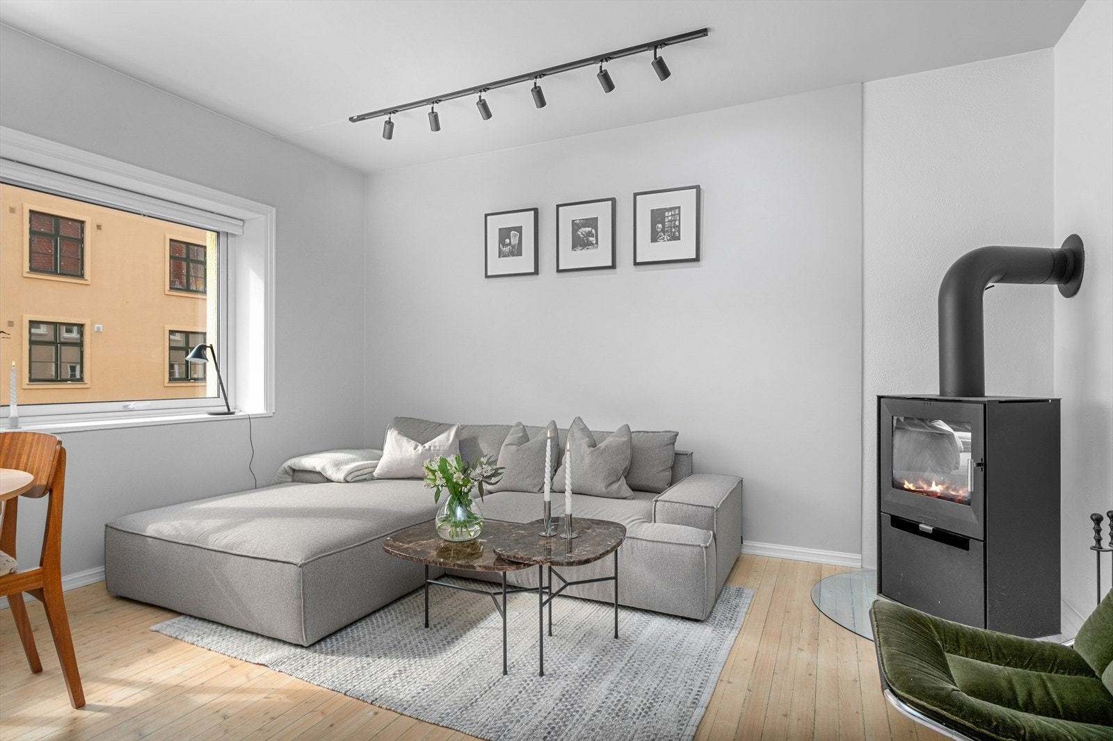 De rause vindusflatene sørger for rikelig med lysinnslipp, og leiligheten oppleves både luftig og romslig. Galleribilde