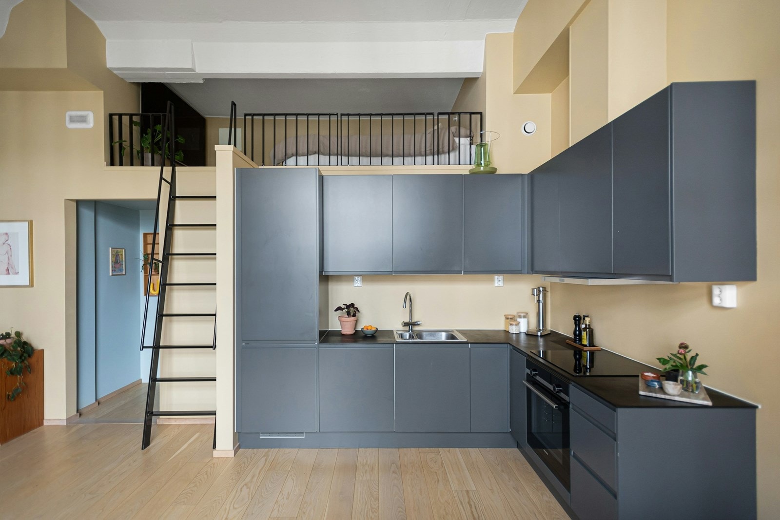 Med en imponerende takhøyde på 3,7 meter og en praktisk hems, gir denne leiligheten en romslig og luftig følelse som skiller seg ut fra mengden. Galleribilde