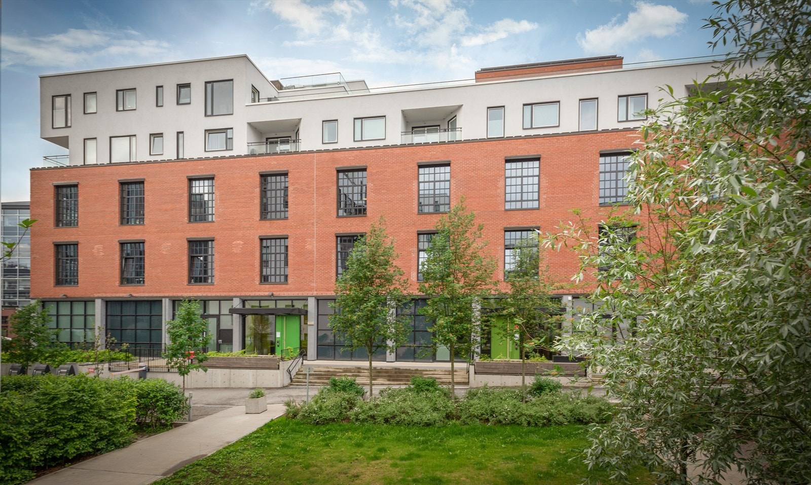 Det er et parkmessig og flott atrie i midten av bygget med opparbeidede fellesarealer til stor glede for sameiets beboere. Galleribilde