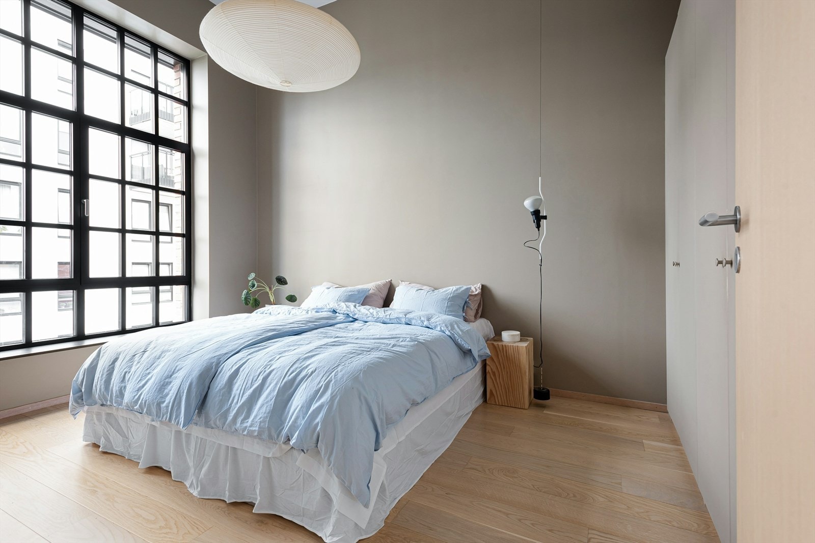 Soverom med garderobeskap. Galleribilde