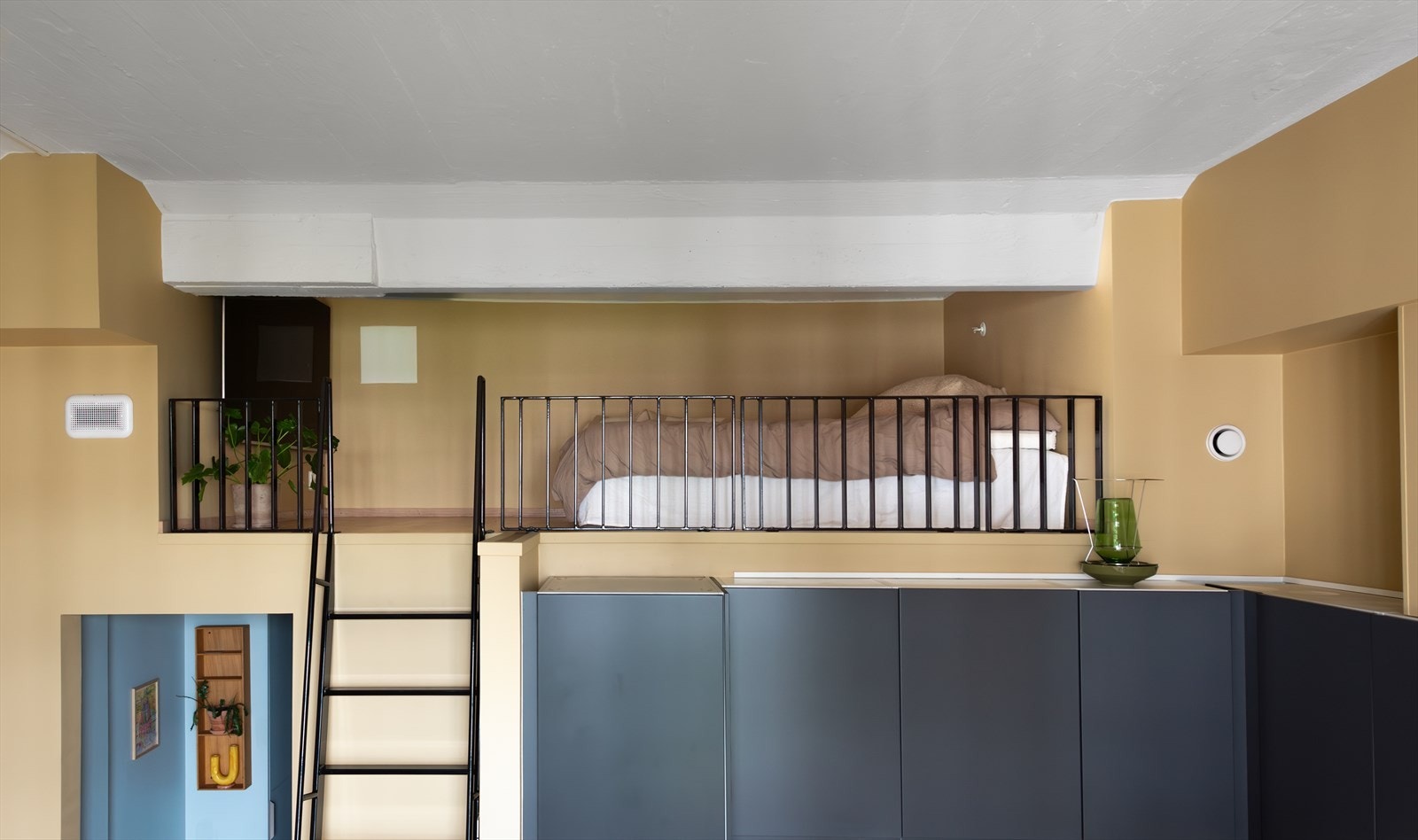 Praktisk hems med parkett på gulv og malt overflate på vegger. Malt overflate i himling. Galleribilde