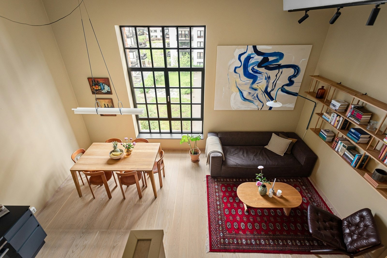 Denne unike 2-roms selveierleiligheten på Vinslottet tilbyr en sjelden kombinasjon av historie, stil og moderne komfort. Galleribilde