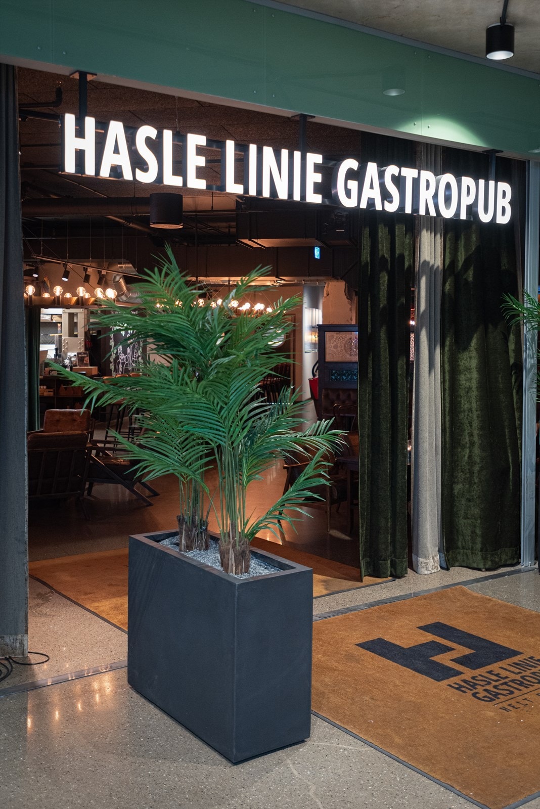 Fra leiligheten er det meget kort vei til det meste av nødvendige fasiliteter. Det er umiddelbar nærhet til Handelssenteret Vinslottet hvor det er butikker, serveringssteder og helseklinikk. Galleribilde