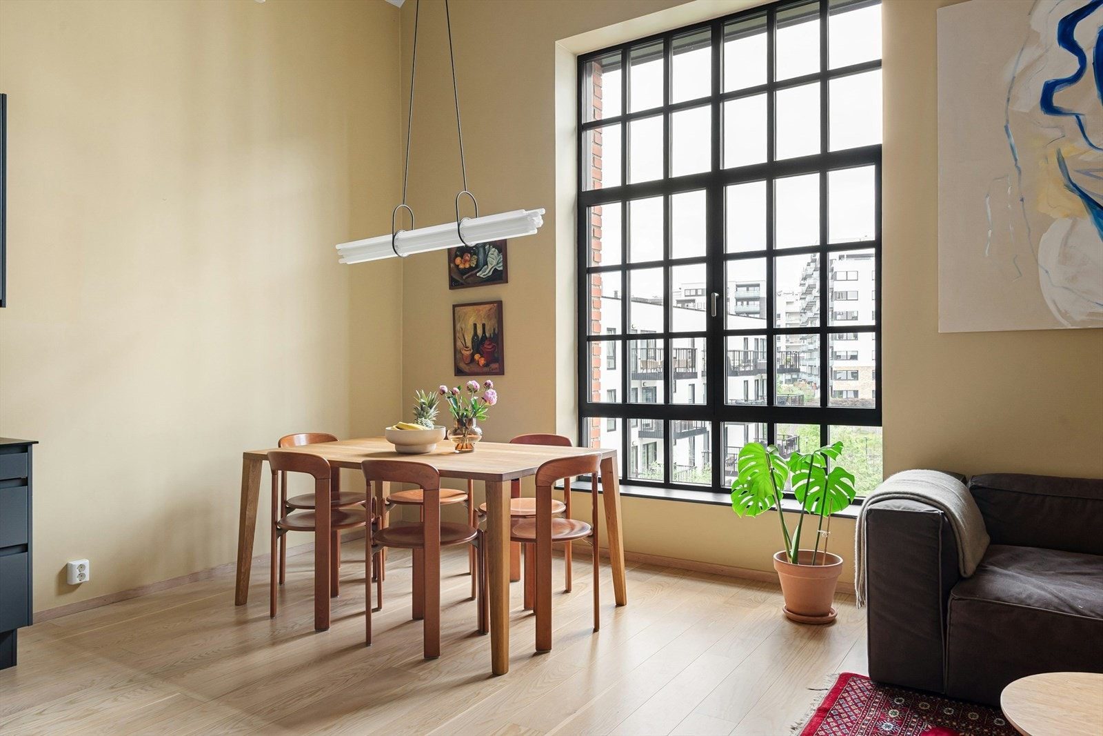 Herlig spiseplass ved vinduet. Galleribilde