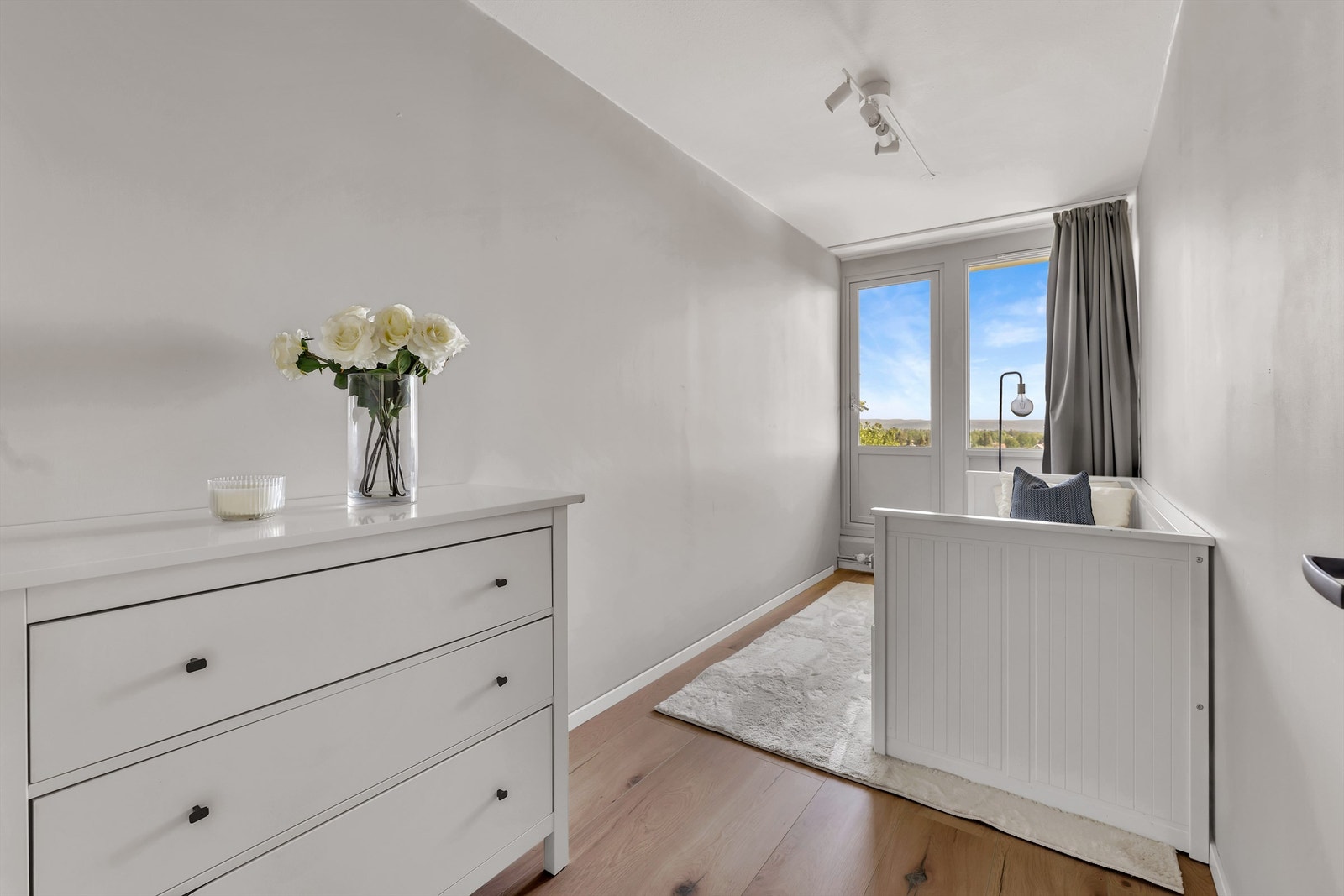 Soverom 2 kan innredes med seng, skrivebord og diverse. Rommet egner seg godt som et barnerom, gjesterom eller kontor, alt avhengig av hva en kan ha behov for! Galleribilde