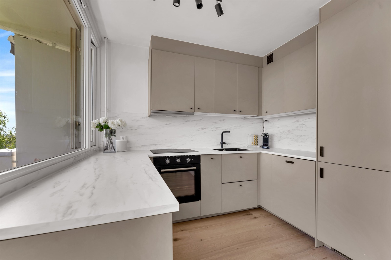 Pent kjøkken som er pusset opp i 2023. Galleribilde