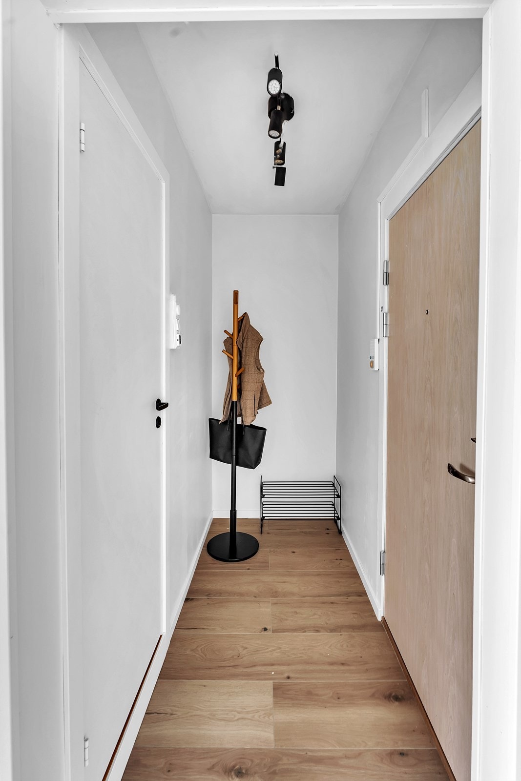 Entré med plass til oppheng for yttertøy og diverse hylleløsninger. Galleribilde