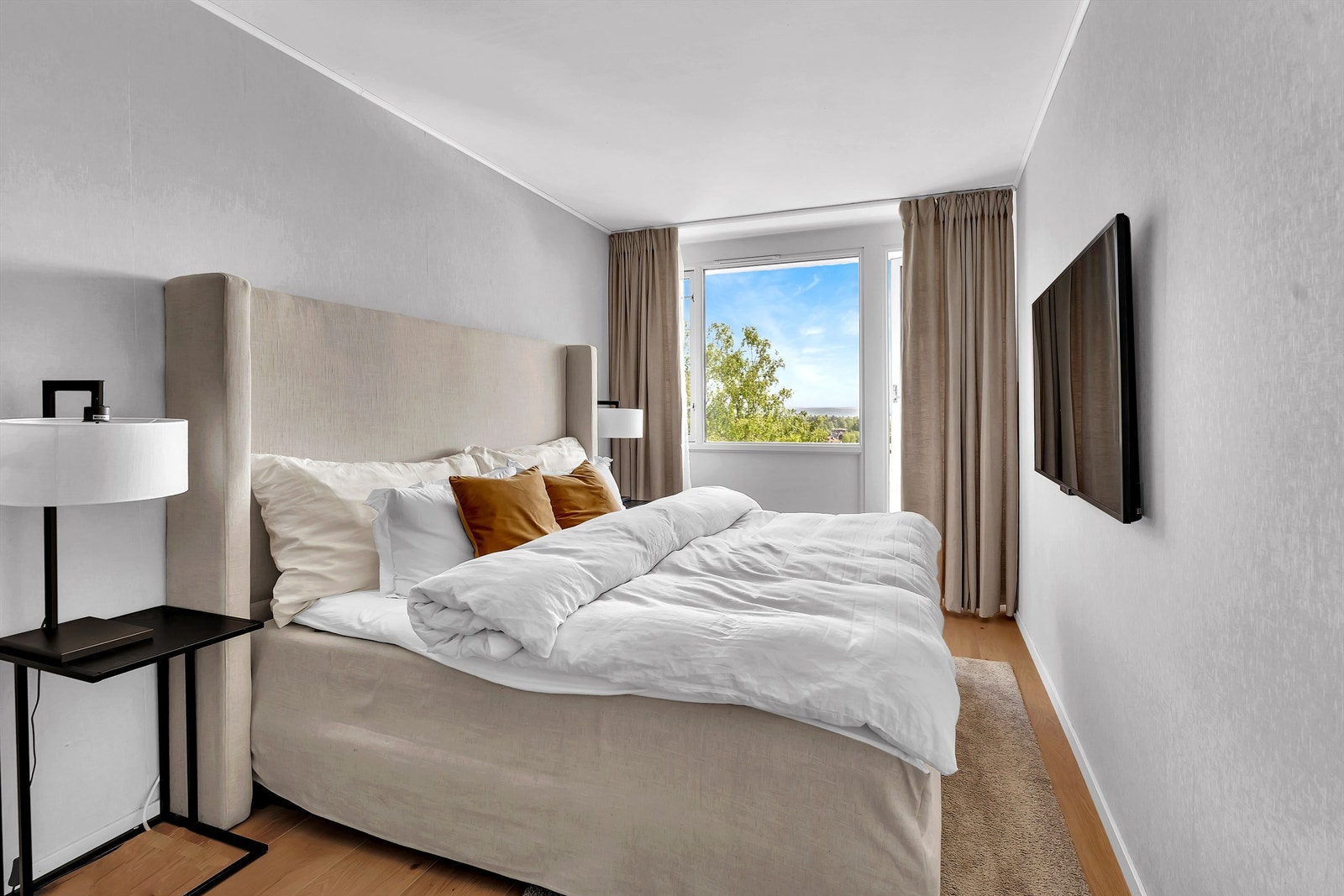 Hovedsoverommet har plass til dobbeltseng, nattbord og garderobeskap. Galleribilde