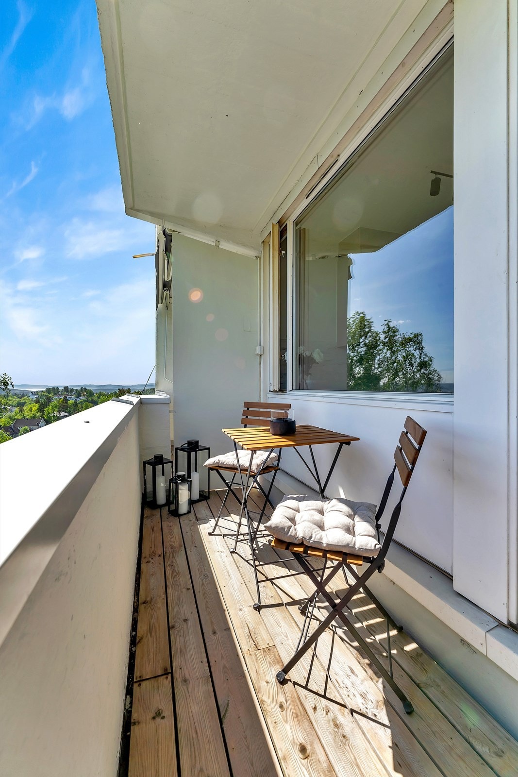 Leiligheten har også en en herlig sydøstvendt balkong med flott utsikt og ingen innsyn. Galleribilde