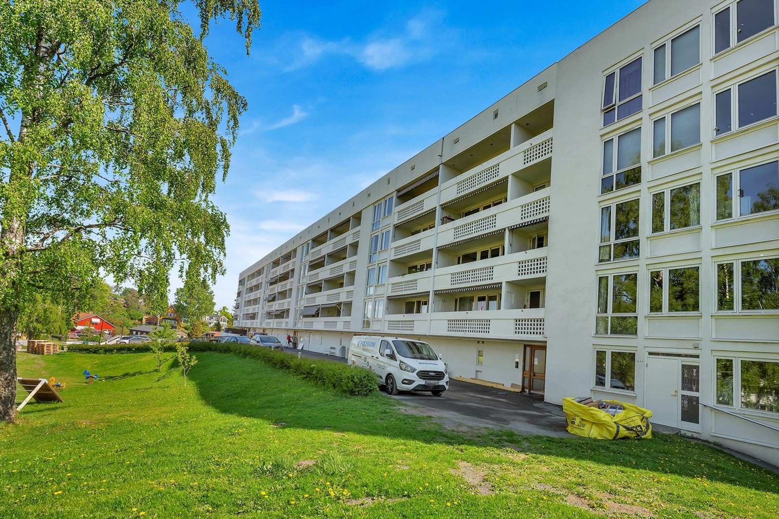 Med kort vei til markas utallige tur- og friluftsmuligheter gjør området særdeles etterspurt, og med hyppige avganger til hovedstaden via buss og T-baneforbindelser er det ikke rart mange ønsker å bosette seg i dette området. Galleribilde