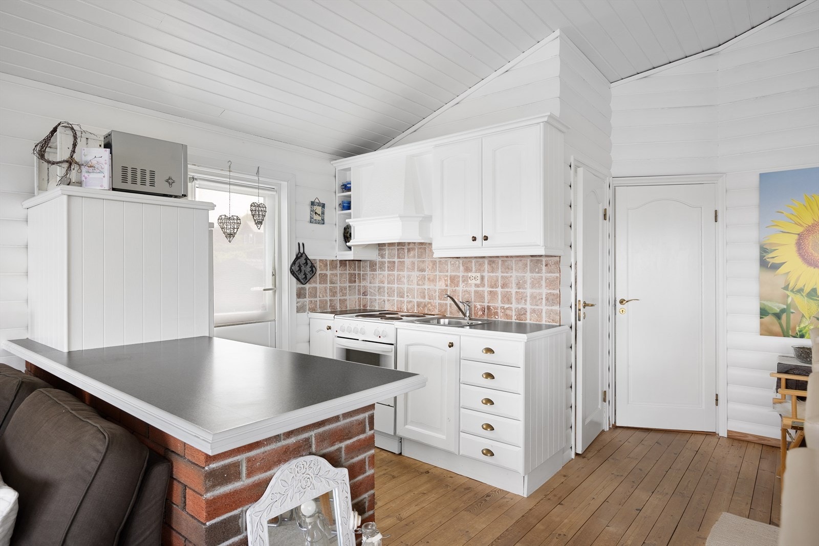 Stue og kjøkken ligger i en åpen løsning, som gir hytten en romslig følelse. Galleribilde