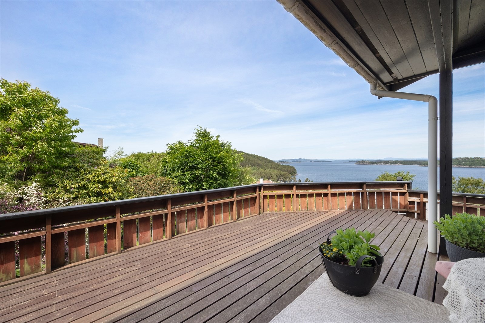 Hytten har flere nydelige uteplasser, blant annet en solrik terrasse og en skjermet hage. Galleribilde