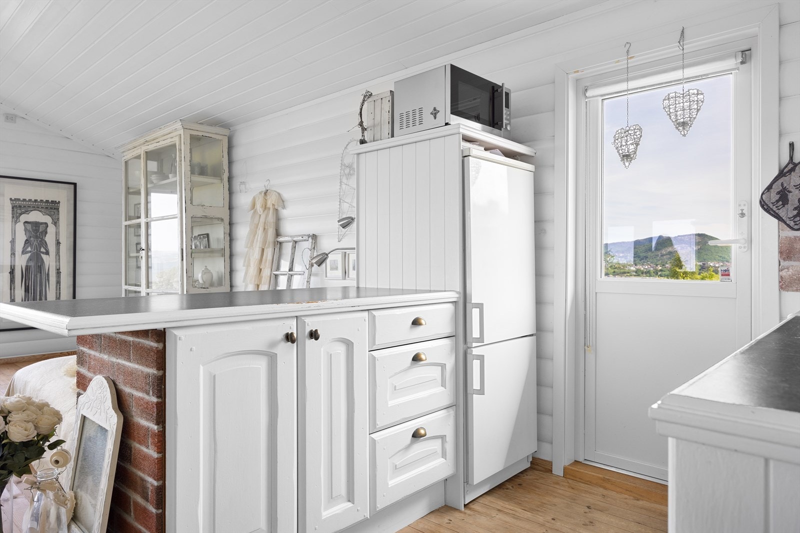 Innredningen er hvitmalt med profilerte fronter i fint samspill med en mørkere laminert benkeplate. Galleribilde
