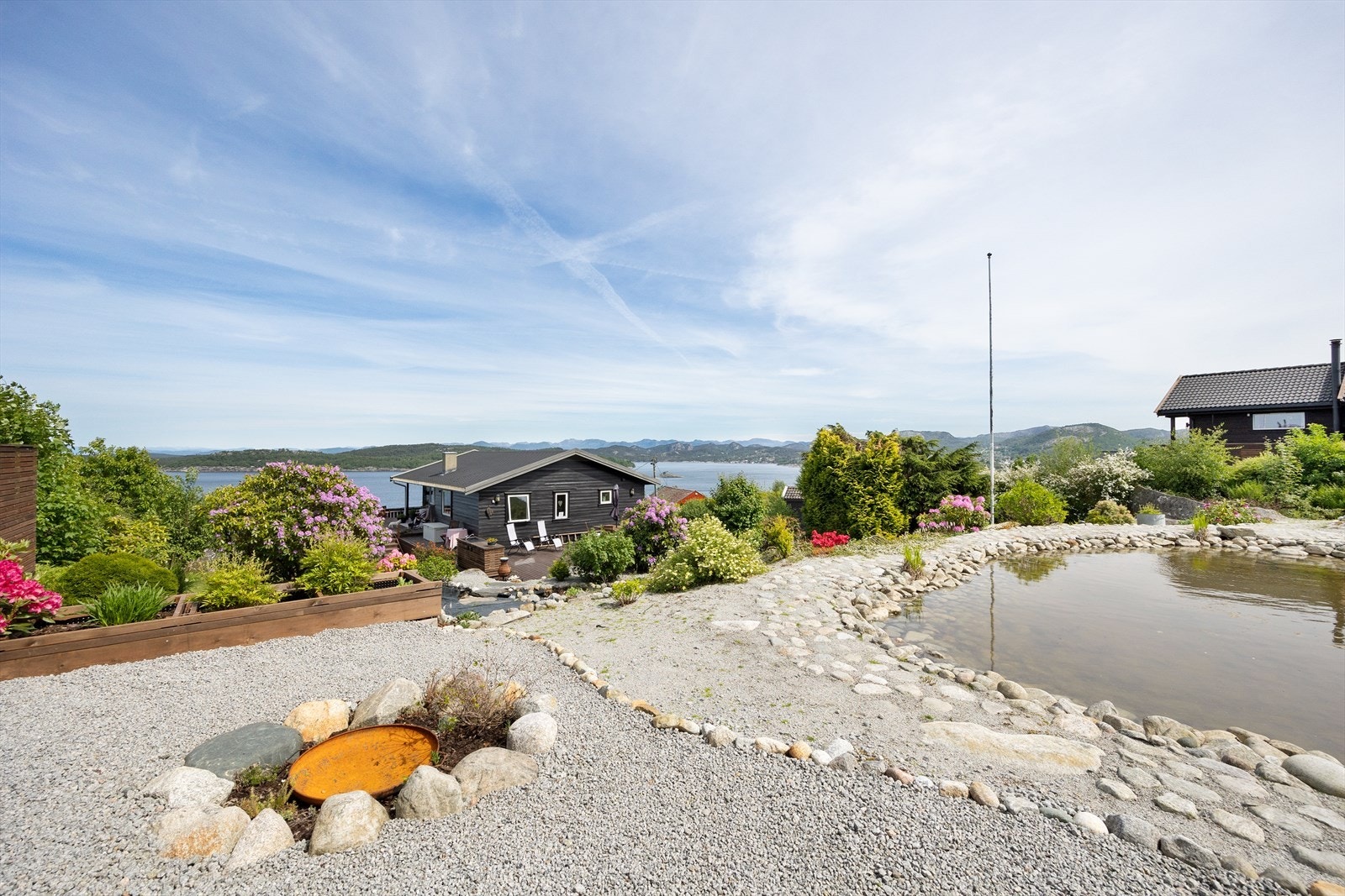 Den største fordelen ved denne eiendommen er den enkle tilgangen til sjøen. Du kan ta en avslappende båttur og utforske vannets rolige overflate mens du lar deg fortrylle av den naturskjønne utsikten rundt deg. Galleribilde