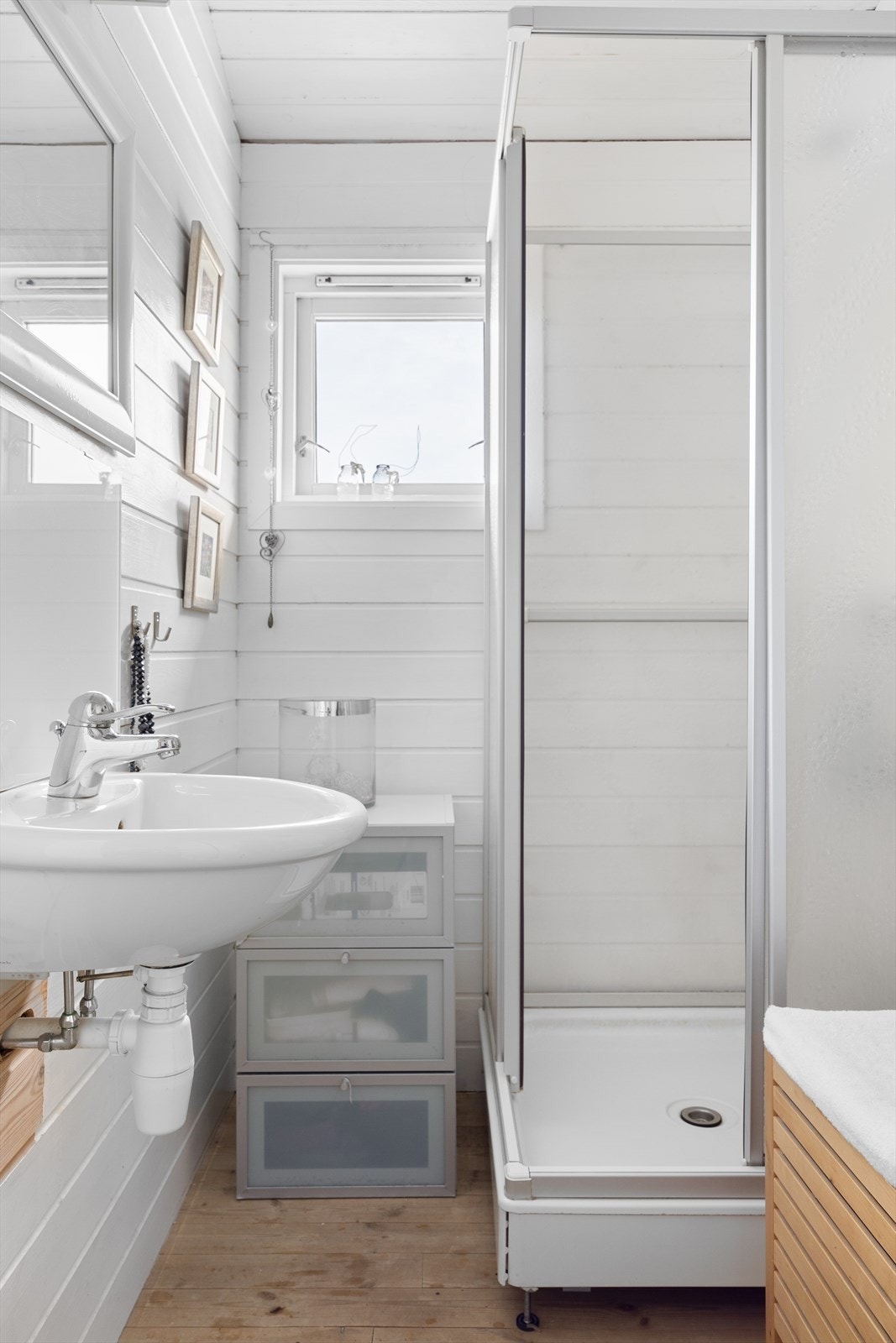 Badet er bestående av servant og dusjkabinett. Galleribilde