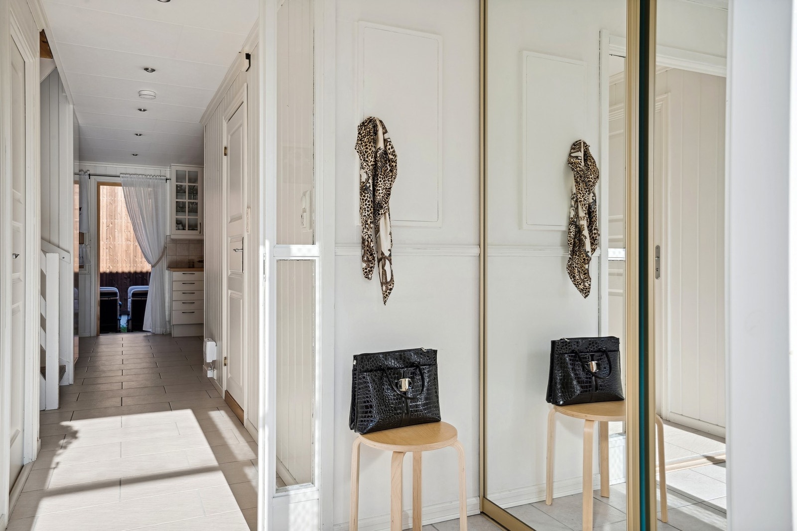 Vindfang med skyvedørsgarderobe. Galleribilde