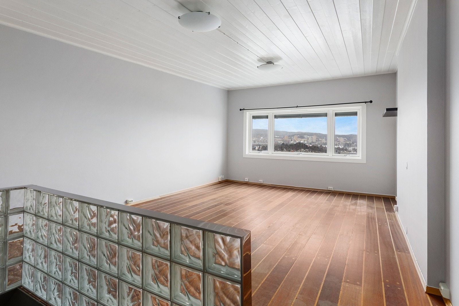 God plass til sofa og TV- møblement. Galleribilde
