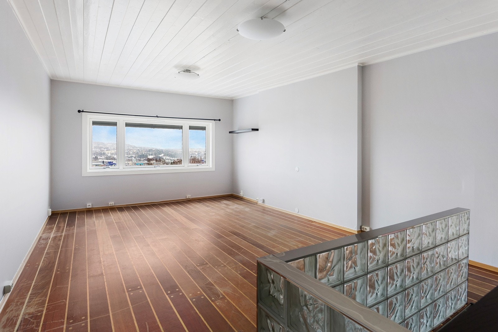 Stor og romslig stue med store vindusflater som slipper inn rikelig med naturlig lys. Galleribilde