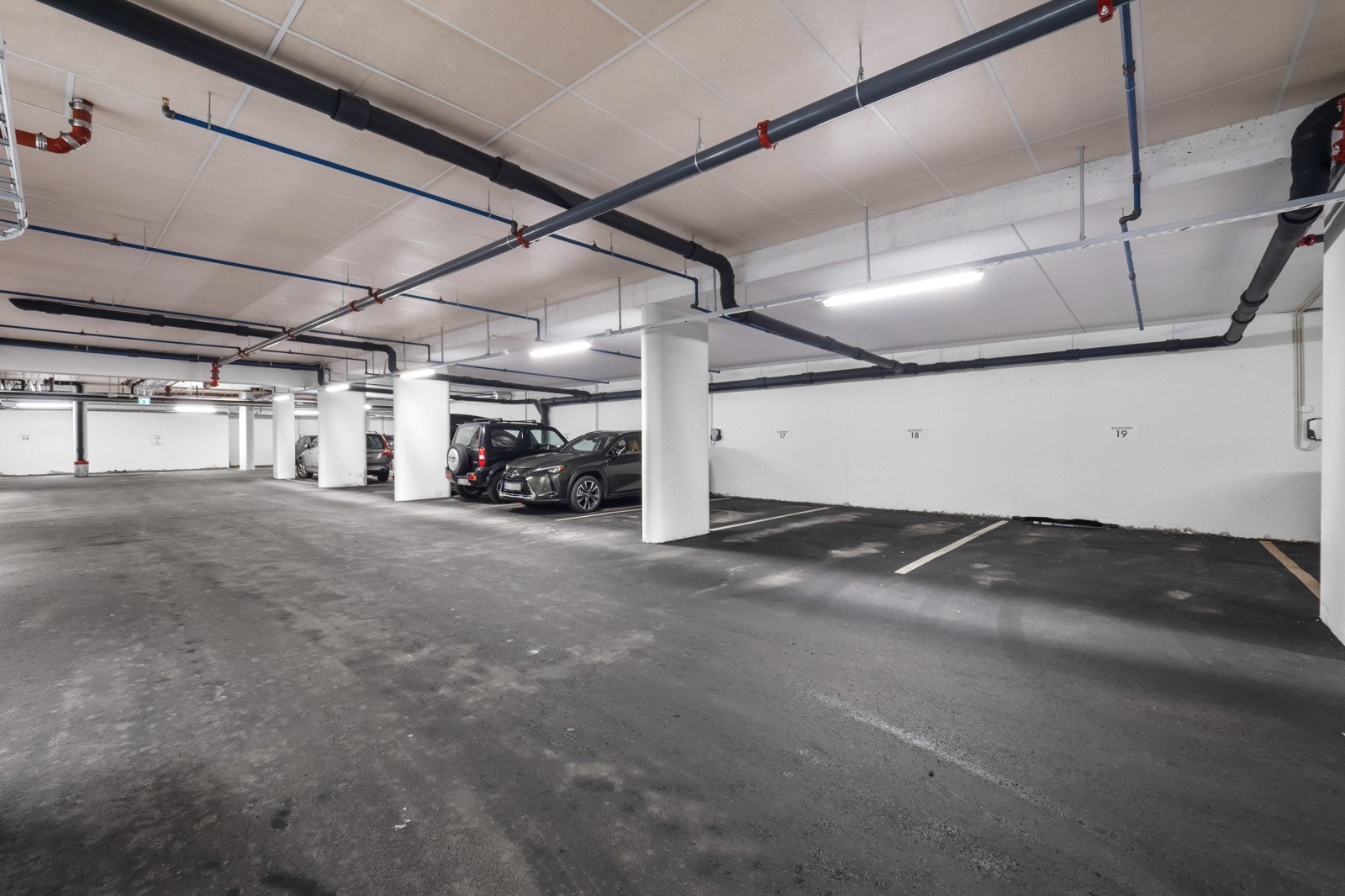 Leiligheten har én parkeringsplass i felles, lukket garasjeanlegg. Galleribilde