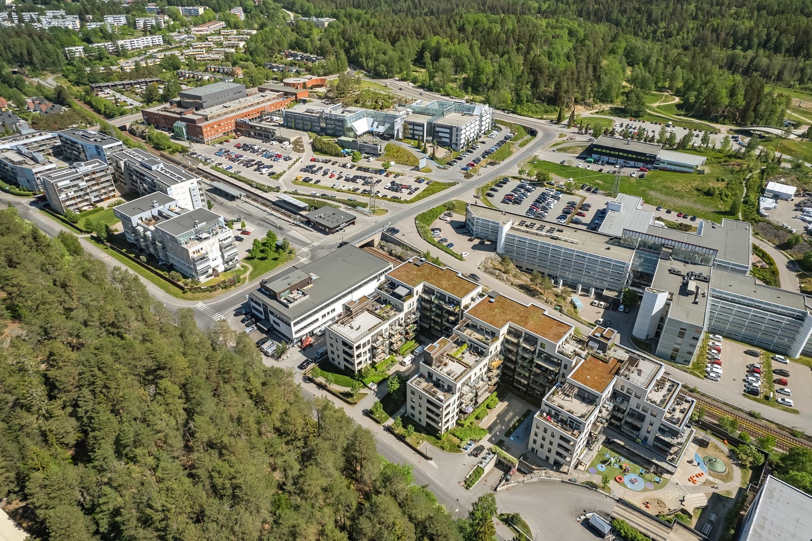 Østmarka ligger like ved, med kjente utfartssteder som Skullerudstua og Rustadsaga. Galleribilde