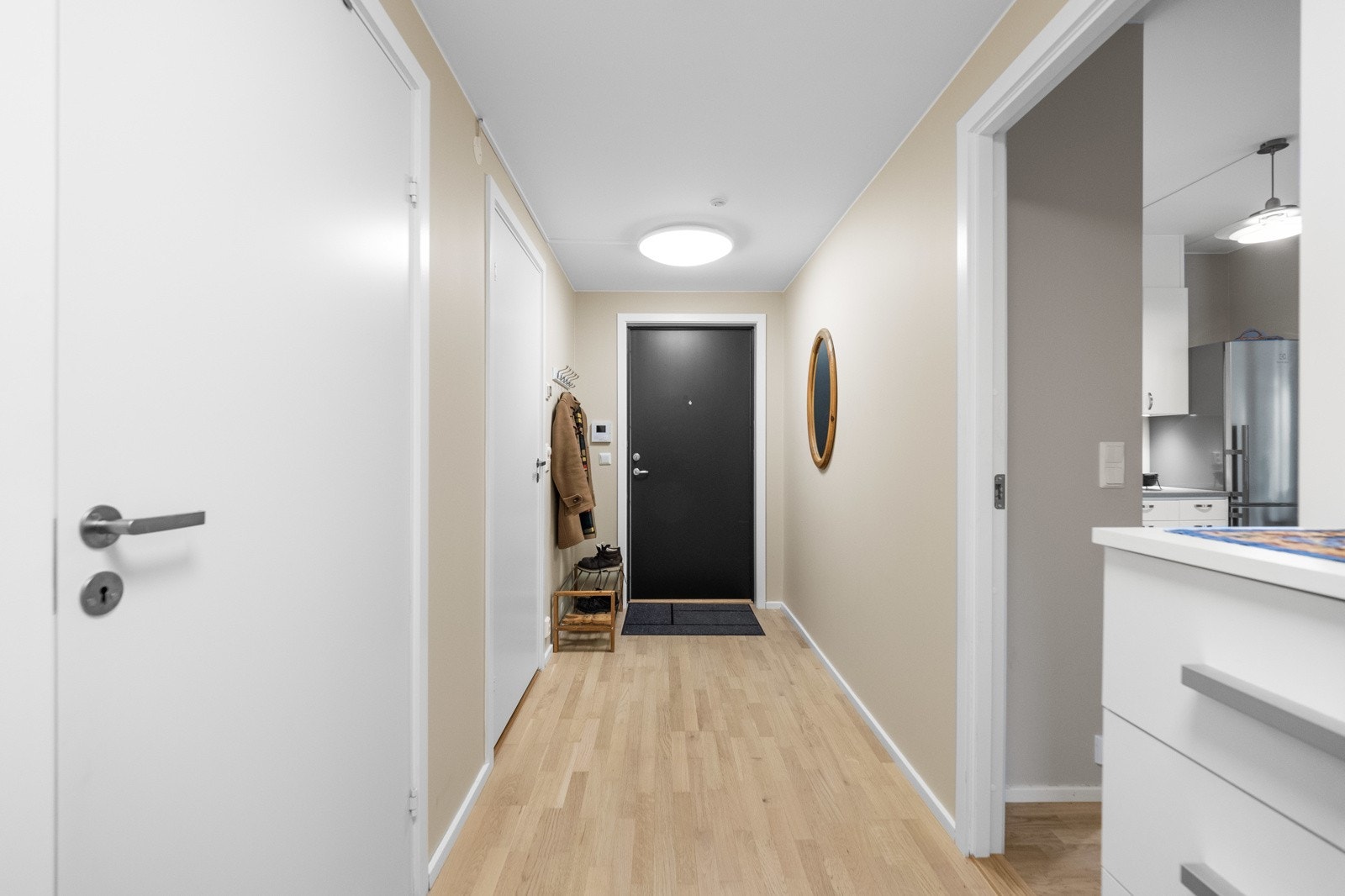 Leiligheten har en langstrakt, pen entré med dørcalling og tilliggende innebod. Galleribilde