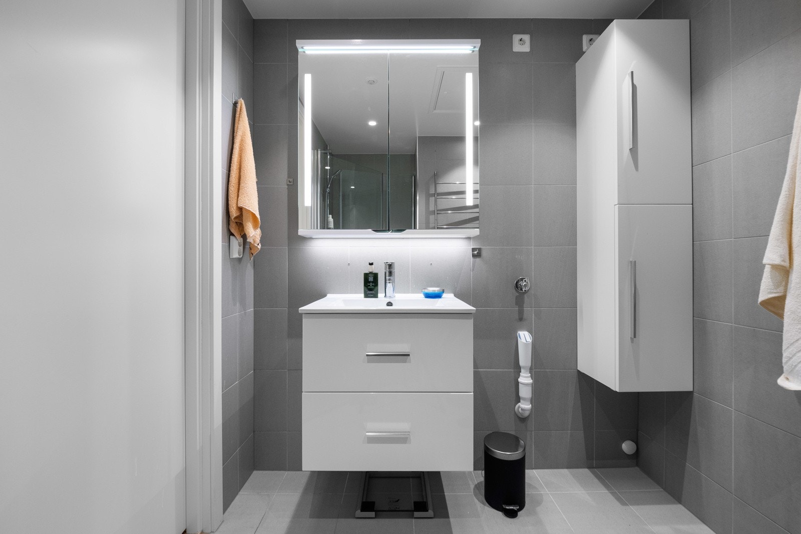 Det er opplegg for vaskemaskin på badet. Galleribilde
