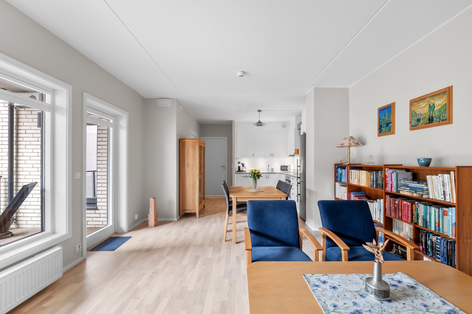 Dagslyset strømmer inn til allrommet via store, vestvendte vinduer. Galleribilde
