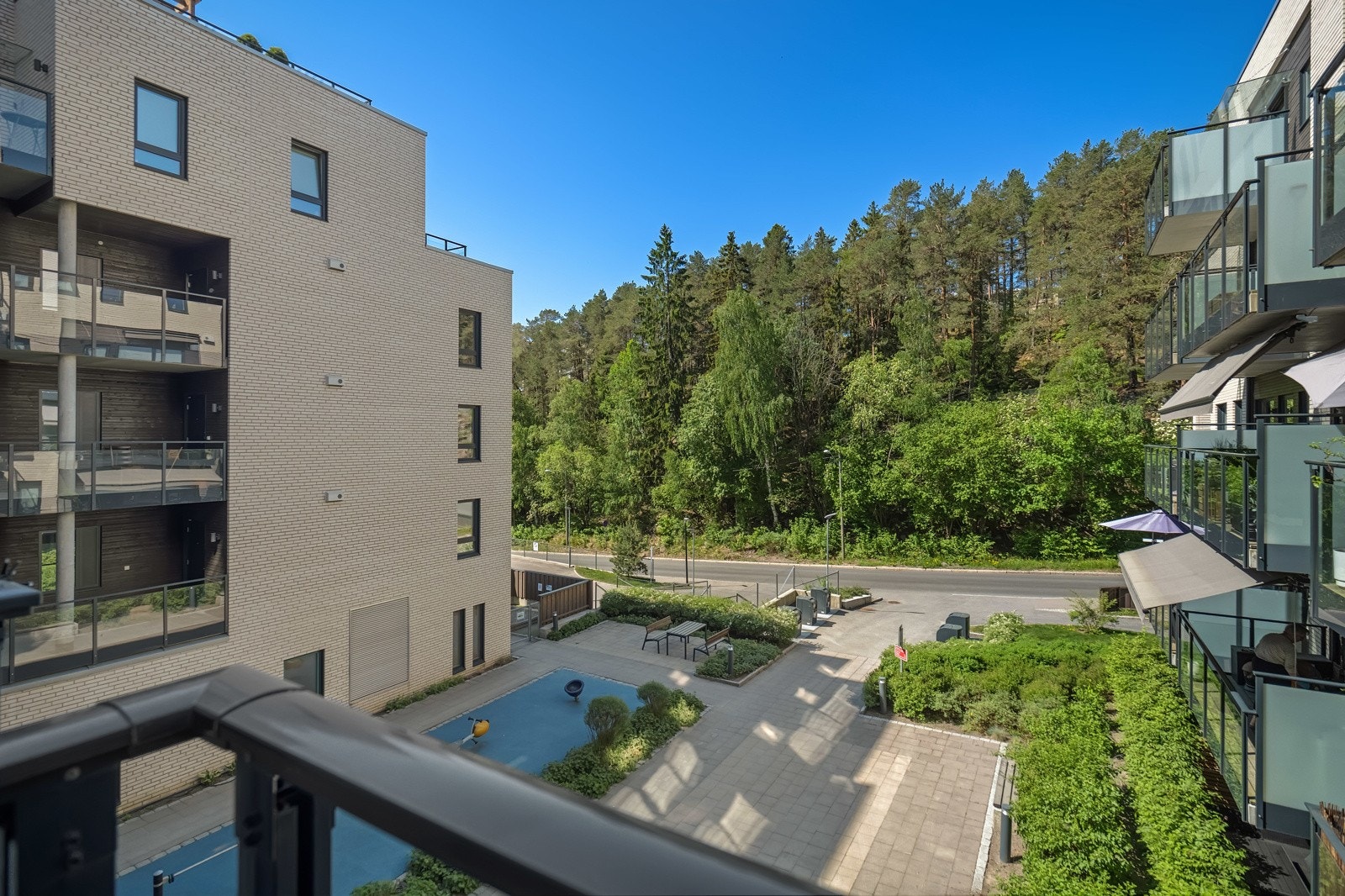 På husveggen på balkongen er det montert både utestikk og stemningsfull utebelysning. Galleribilde
