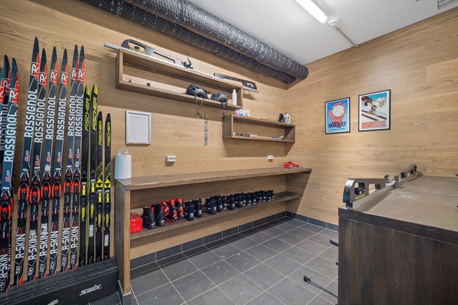 Smørebod. Rett ved boligen ligger Rustad skistadion/Skullerud idrettsanlegg. Anlegget består i dag av en langrennsløype på ca. 4,2 km med belysning og snøproduksjon Galleribilde