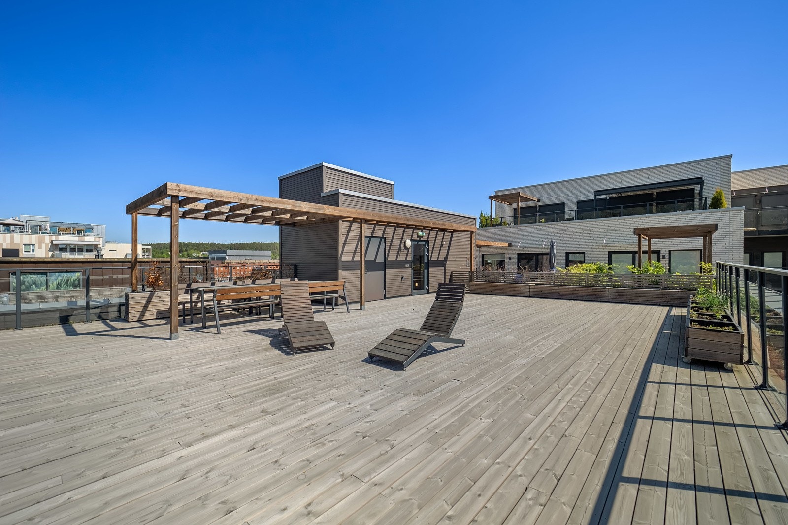 Upåklagelige solforhold og nydelig utsikt nytes på en flott, felles takterrasse på toppen av bygningen. Galleribilde