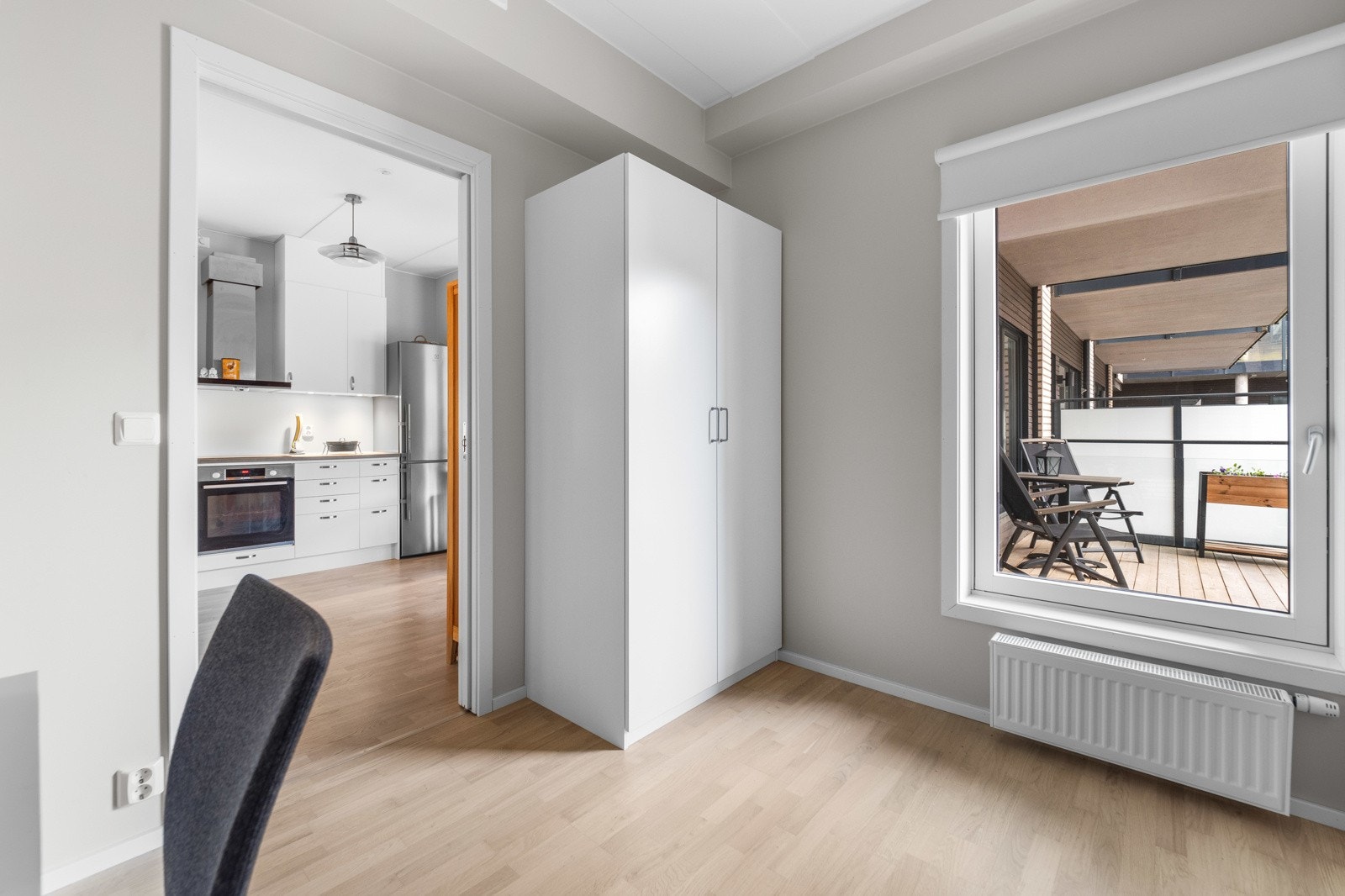Ett av leilighetens to soverom har adkomst via skyvedør fra allrommet. Galleribilde