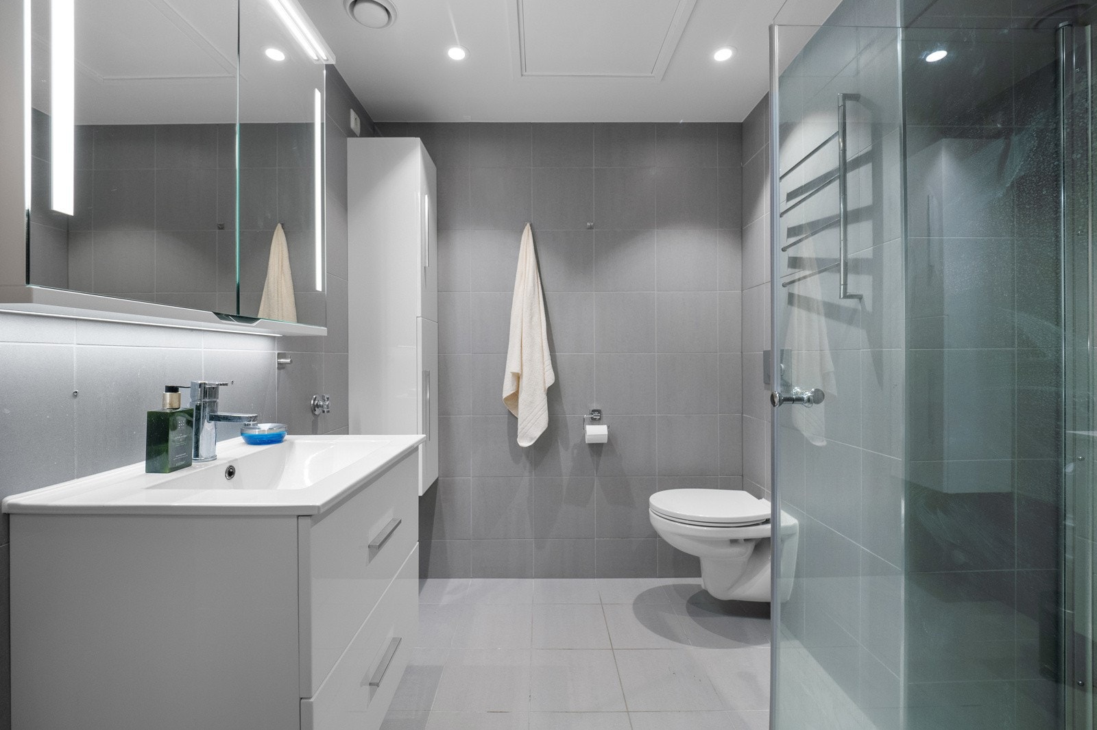Badet i leiligheten er delikat og tidsmessig, med downlights i himlingen og vannbåren varme i gulvet. Galleribilde