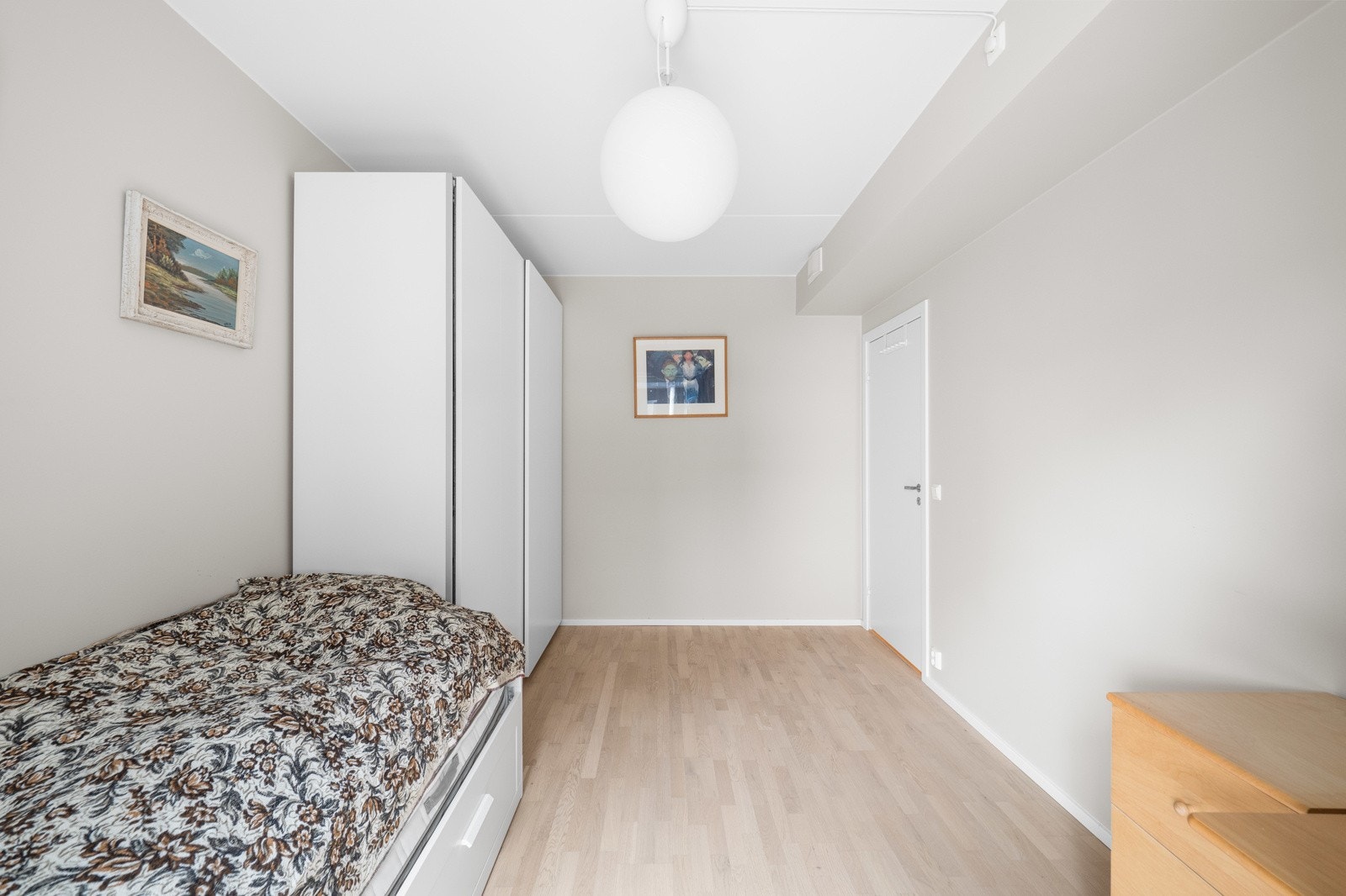 På hovedsoverommet er det en romslig skyvedørsgarderobe med hvite fronter. Galleribilde