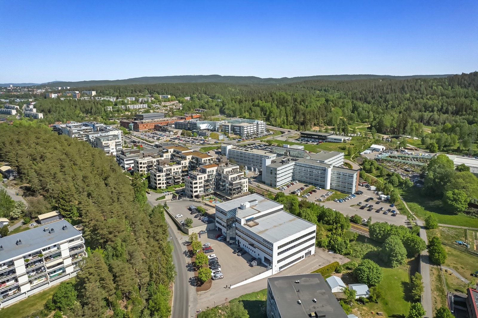 Dagligvarehandelen kan gjøres på Rema 1000 m/post i butikk og Extra, som begge ligger under 400 meter unna. Galleribilde