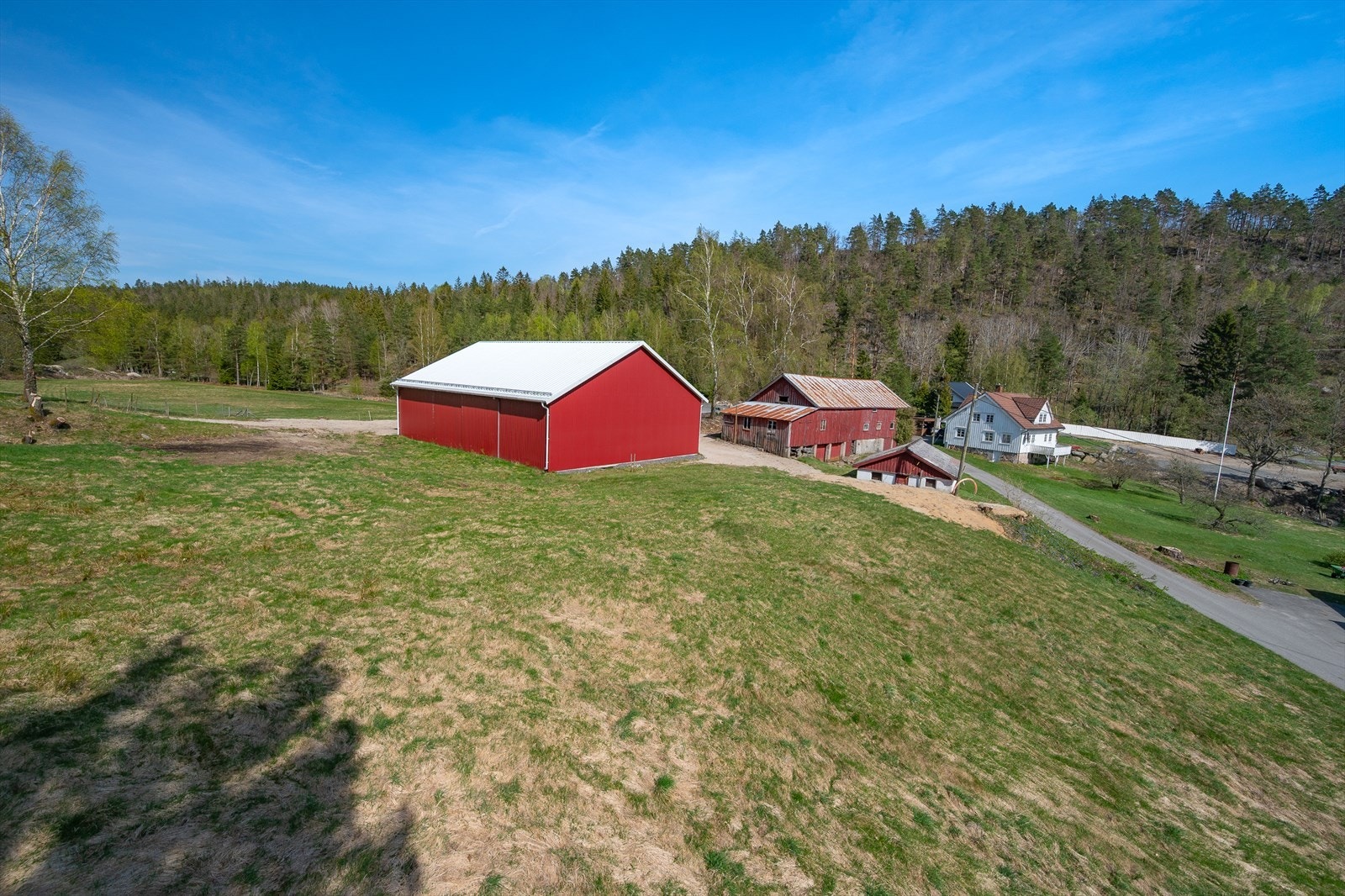 Det medfølger et romslig areal ved stålhall Galleribilde