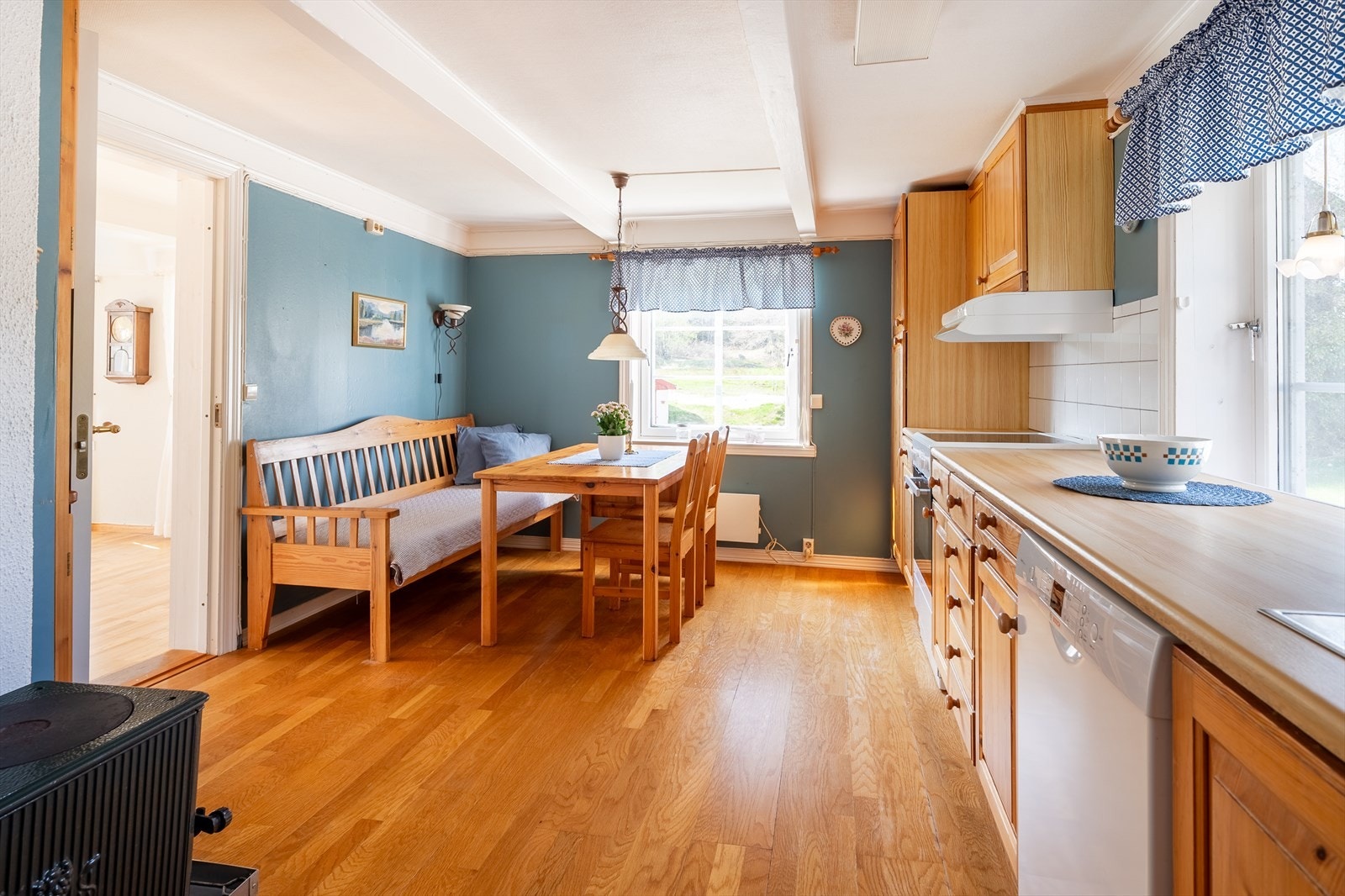 Vedovn på kjøkkenet. God plass til bord og stoler Galleribilde