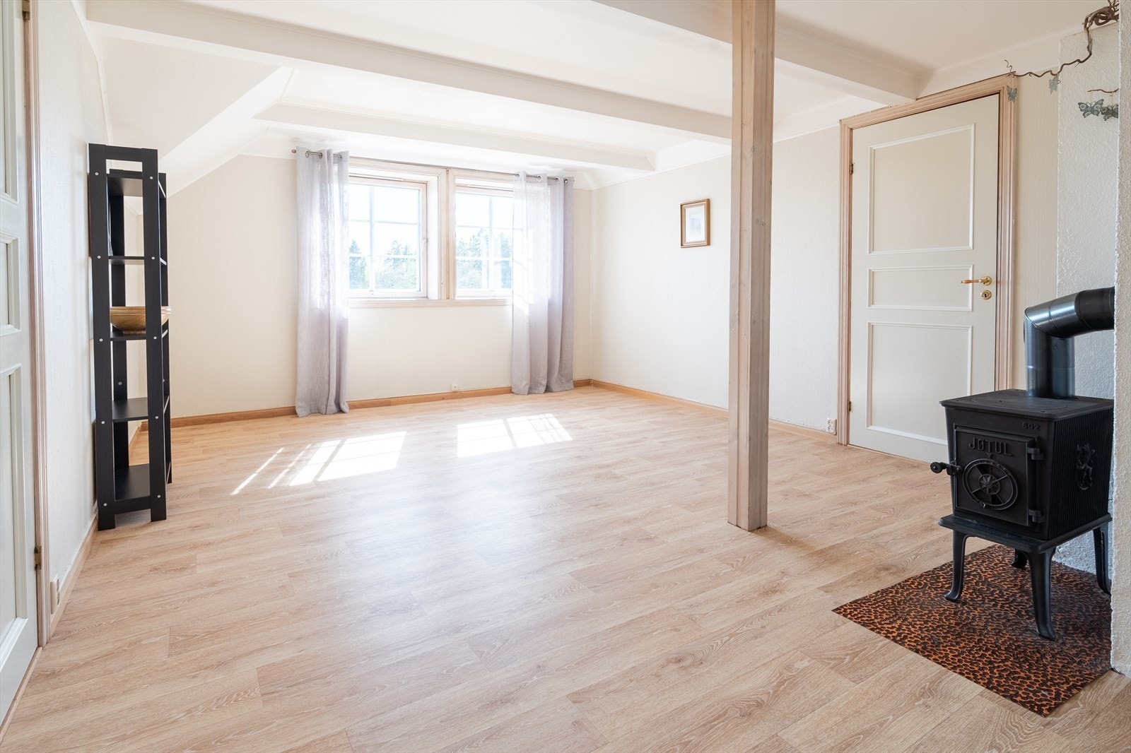 Loftstue med vedovn Galleribilde