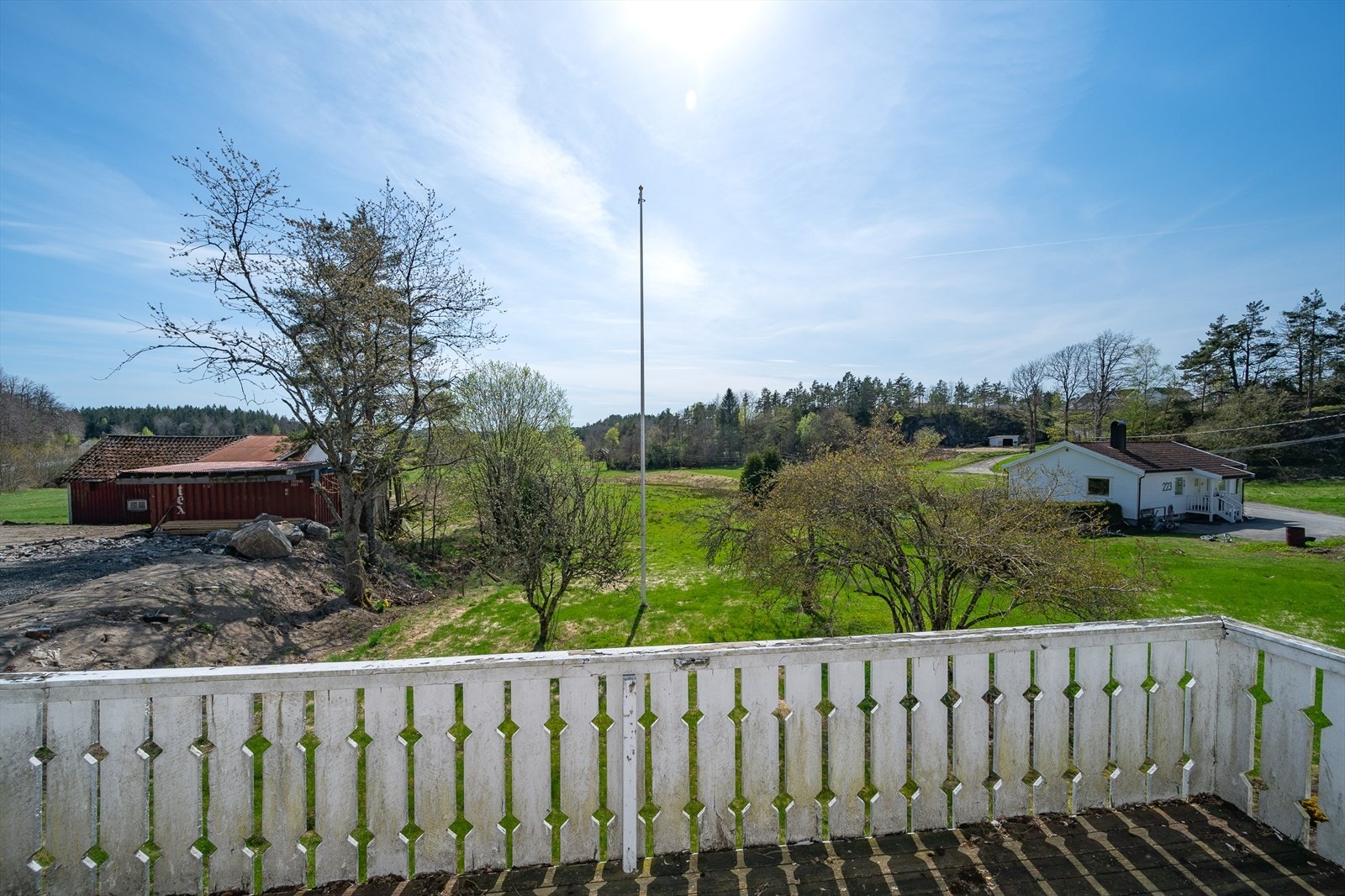 Flott utsikt fra veranda utover nærliggende landbruksområder Galleribilde