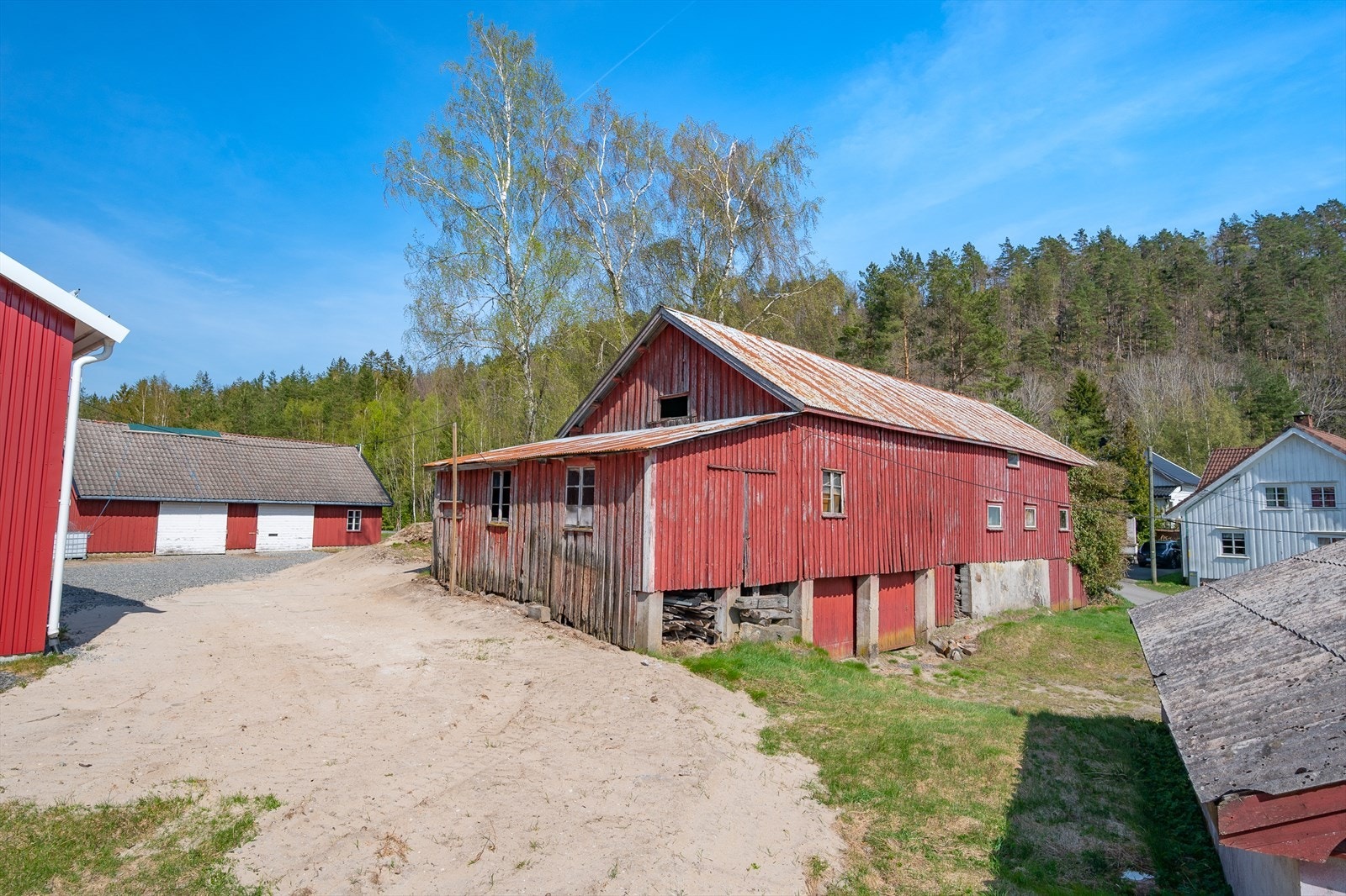 Det eldre uthuset er i dårlig tilstand og det er naturlig å påregne renovering Galleribilde