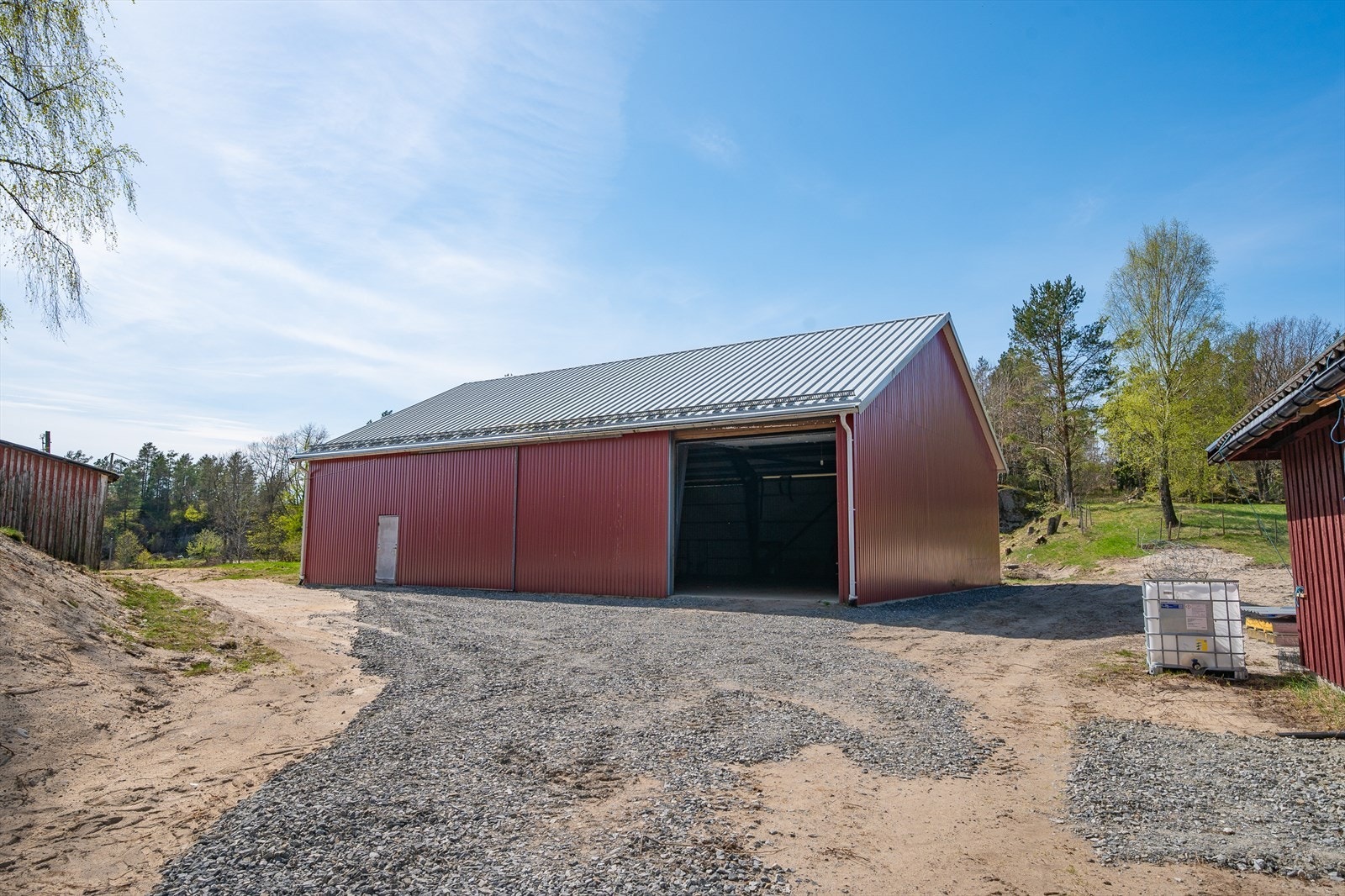 Stor stålhall fra 2015 med meget god port- og takhøyde Galleribilde