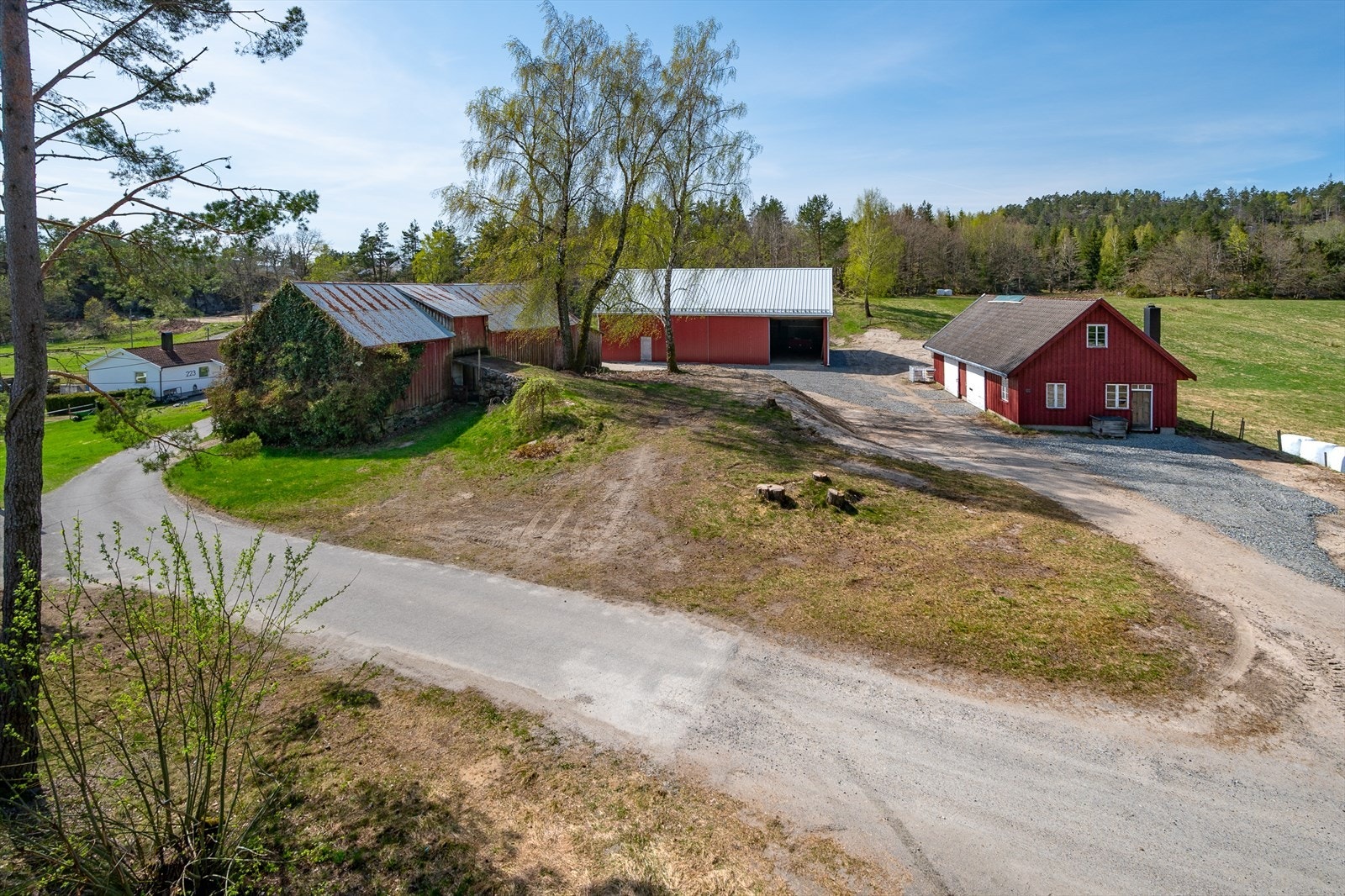 Romslig gårdstun mellom uthusene og verksted Galleribilde