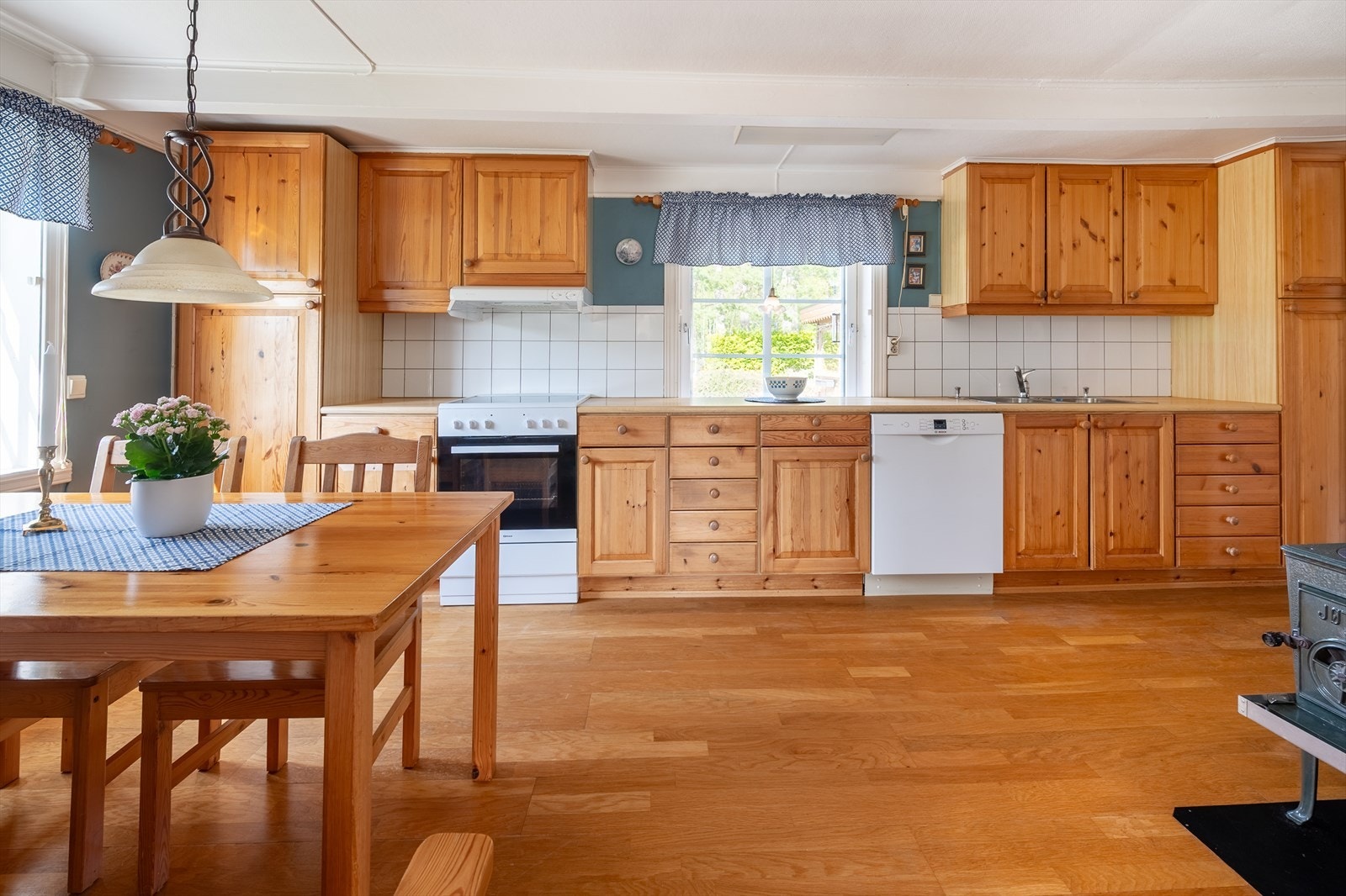 Kjøkken med innredning i lakkerte furufronter og laminat benkeplate Galleribilde