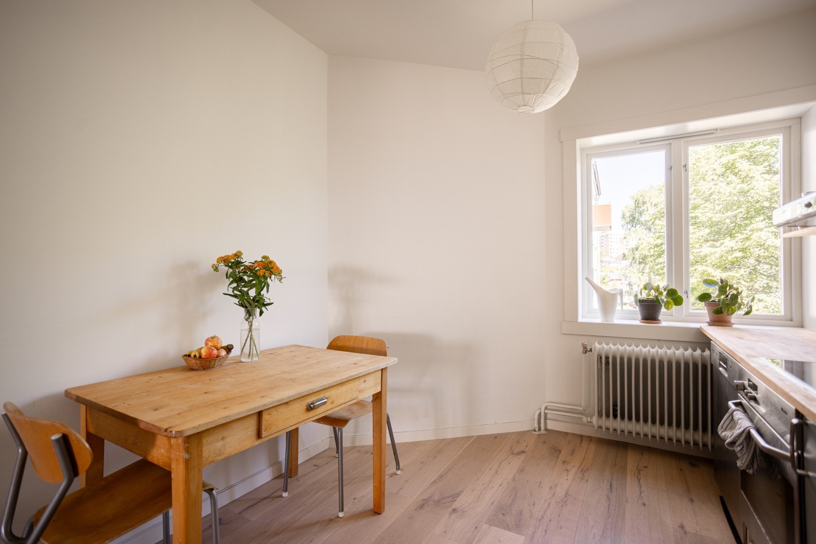 På kjøkkenet er det plass til et spisebord som gjør at også kjøkkenet blir et naturlig oppholdsrom. Galleribilde