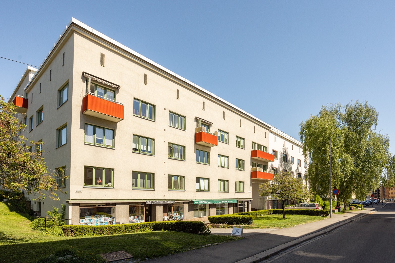 Attraktiv beliggenhet i et veldrevet borettslag på Sagene. Her bor du rolig og med gangavstand til alt av fasiliteter, grønne lunger og et utbredt kollektivtilbud. Galleribilde