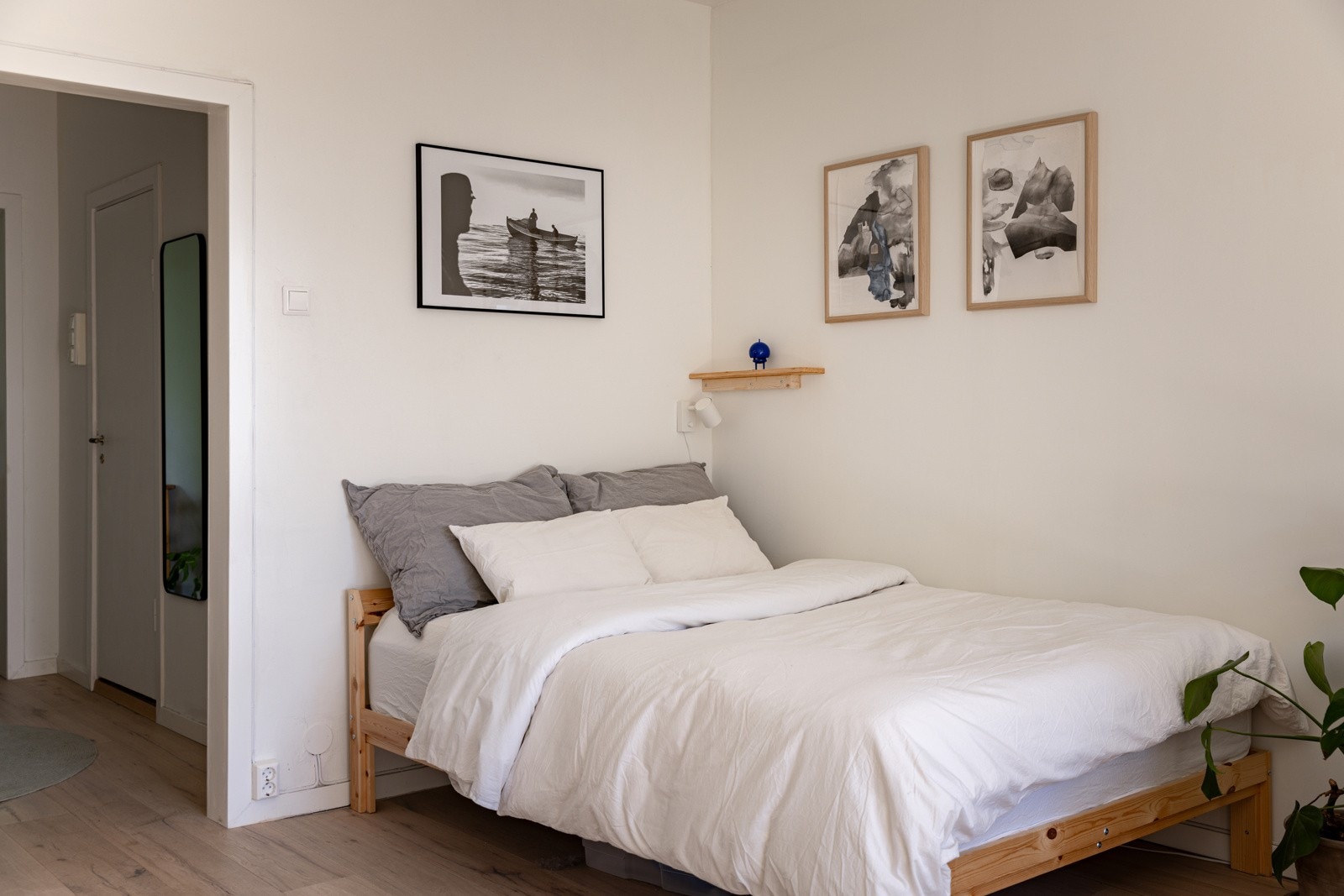 Stuen er romslig og i hjørnet har du plass til en 150cm seng. Galleribilde